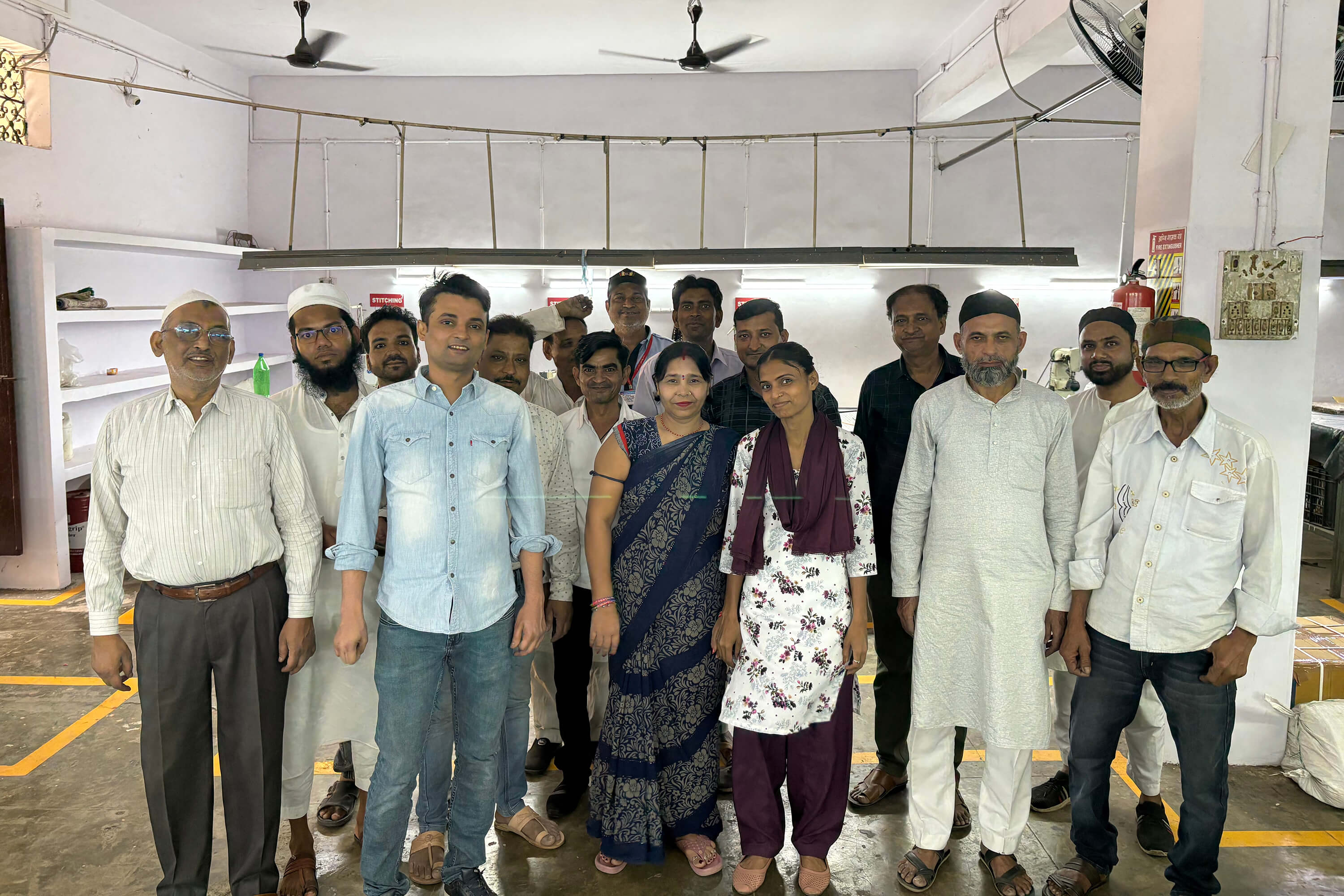 Équipe d’artisans de l’atelier en Inde collaborant à la fabrication des sacs et ceintures Charlay Stone