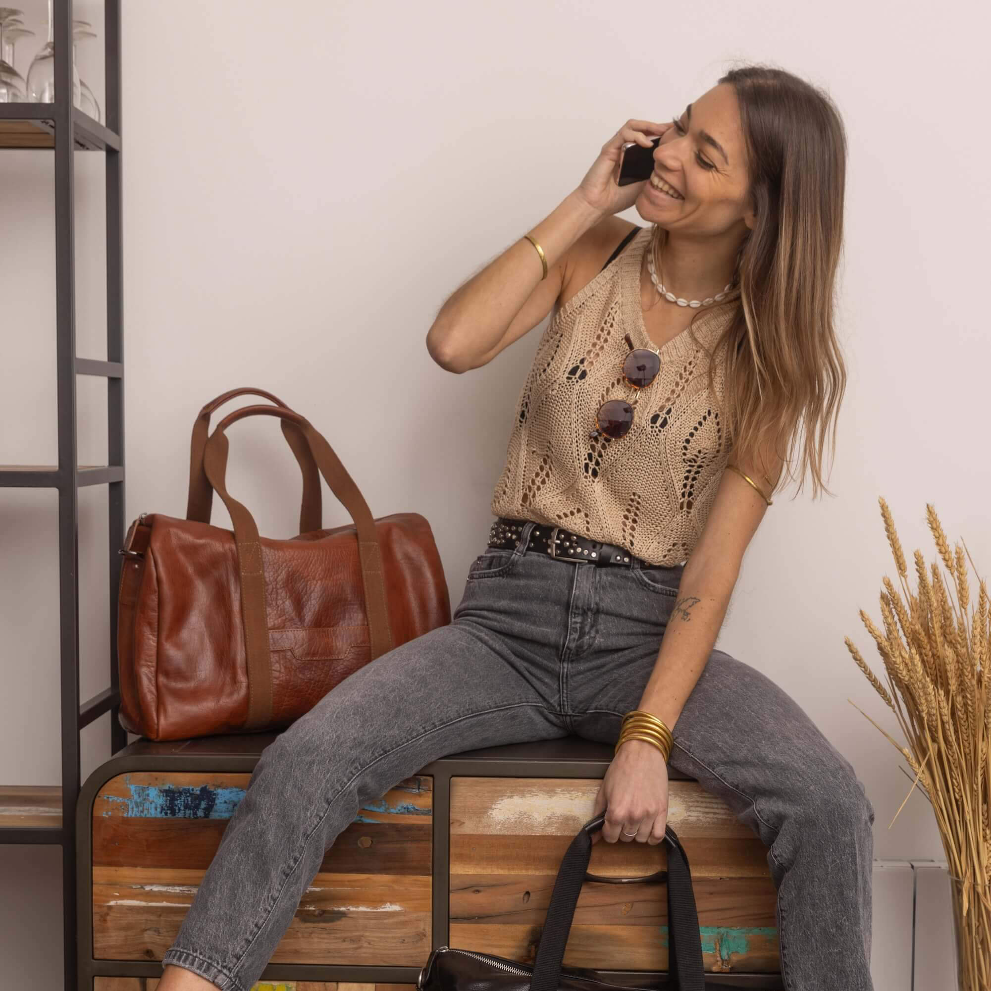 Femme avec les sacs week-end Rio de la gamme Heritage Charlay Stone en cuir cognac et noir