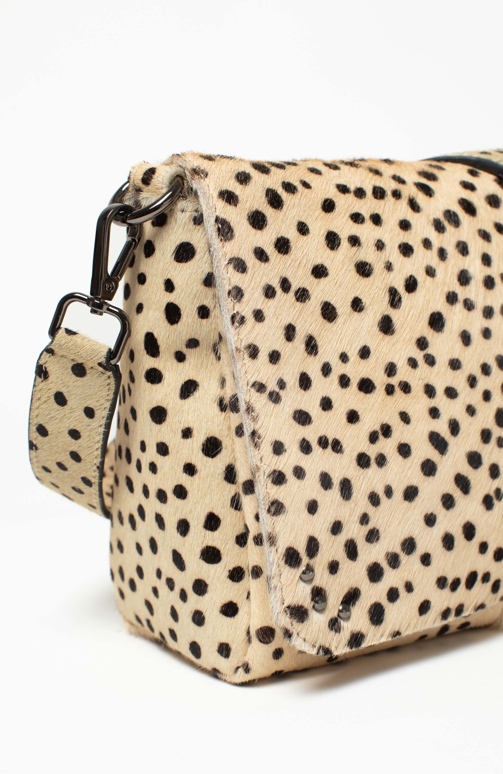Détail du sac bandoulière Alba Fauve de Charlay Stone en cuir pony animalier imprimé beige à pois noirs.