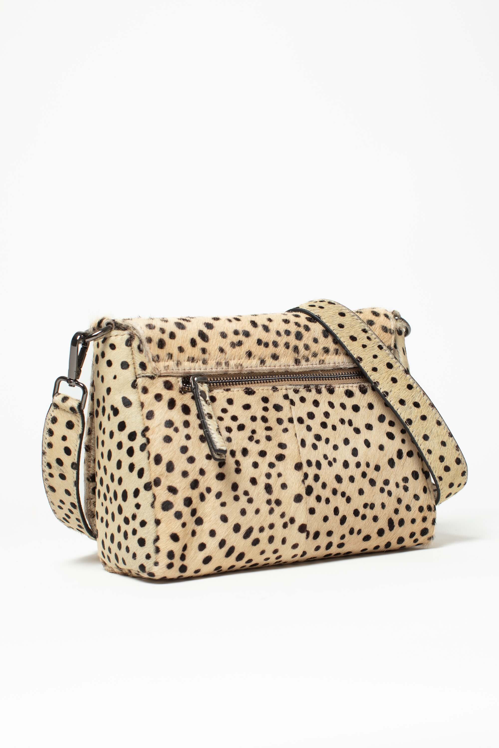 Sac bandoulière Alba Fauve de Charlay Stone en cuir pony animalier imprimé beige à pois noirs.