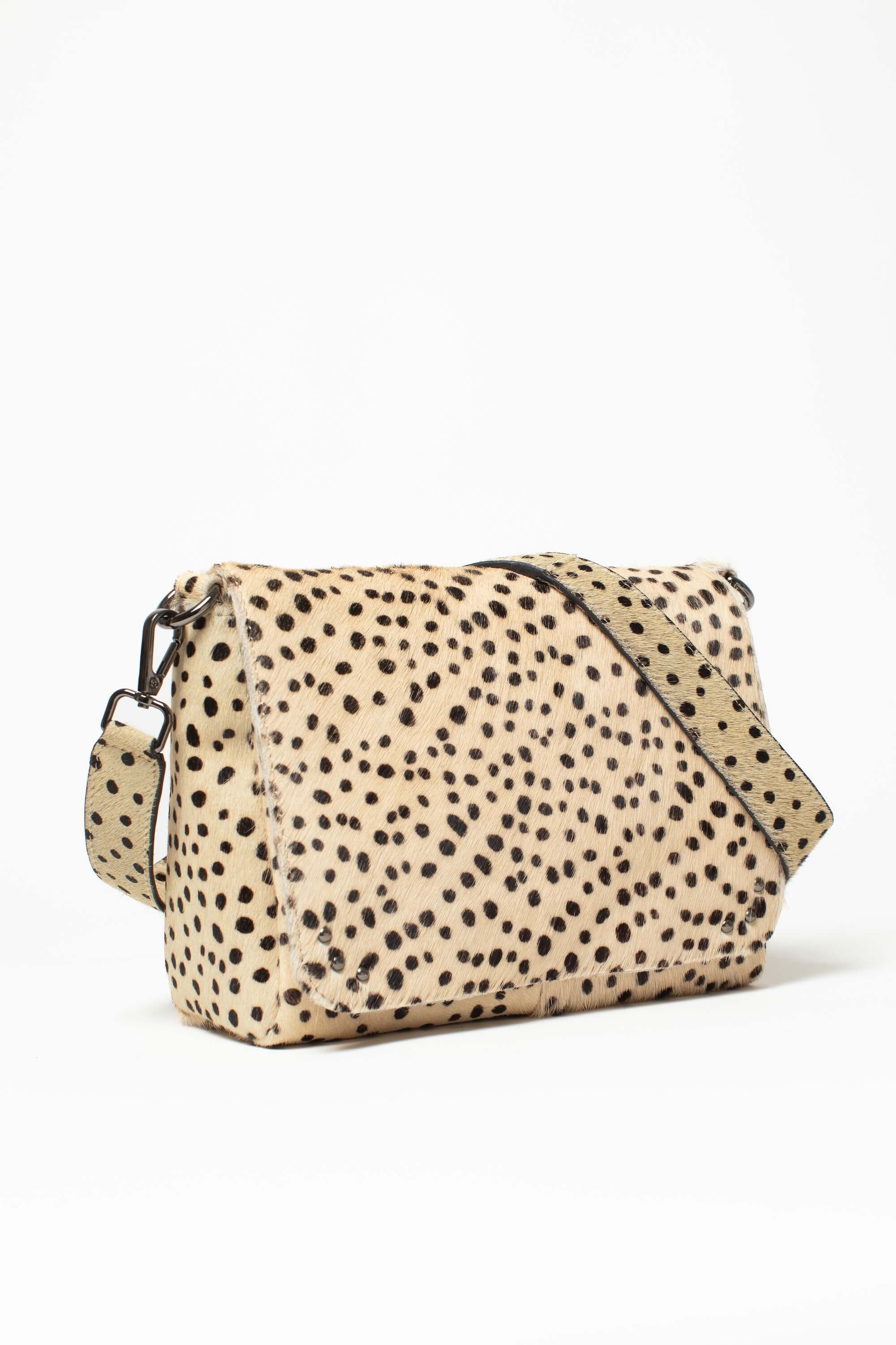Sac bandoulière Alba Fauve de Charlay Stone en cuir pony animalier imprimé beige à pois noirs.