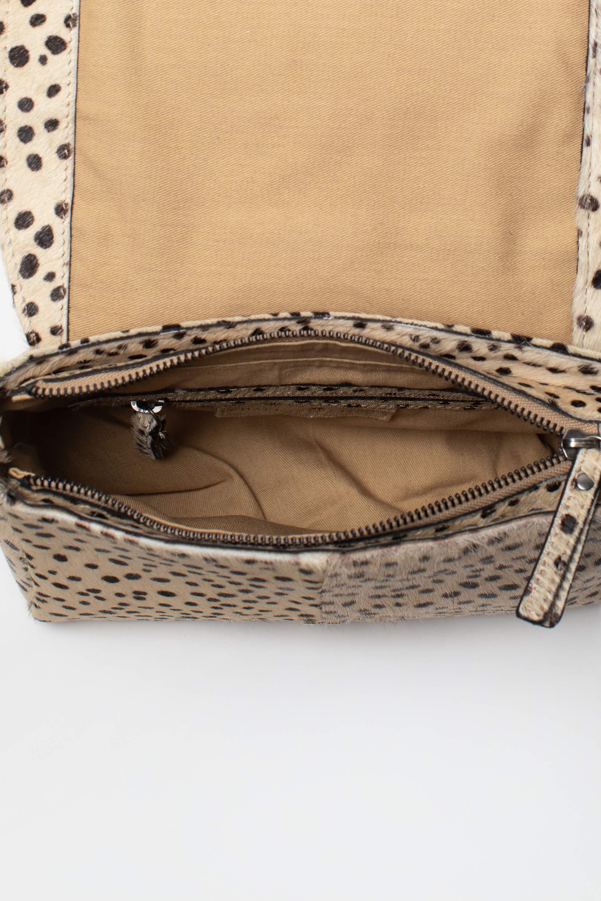 Intérieur du sac bandoulière Alba Fauve de Charlay Stone en cuir pony animalier imprimé beige à pois noirs.