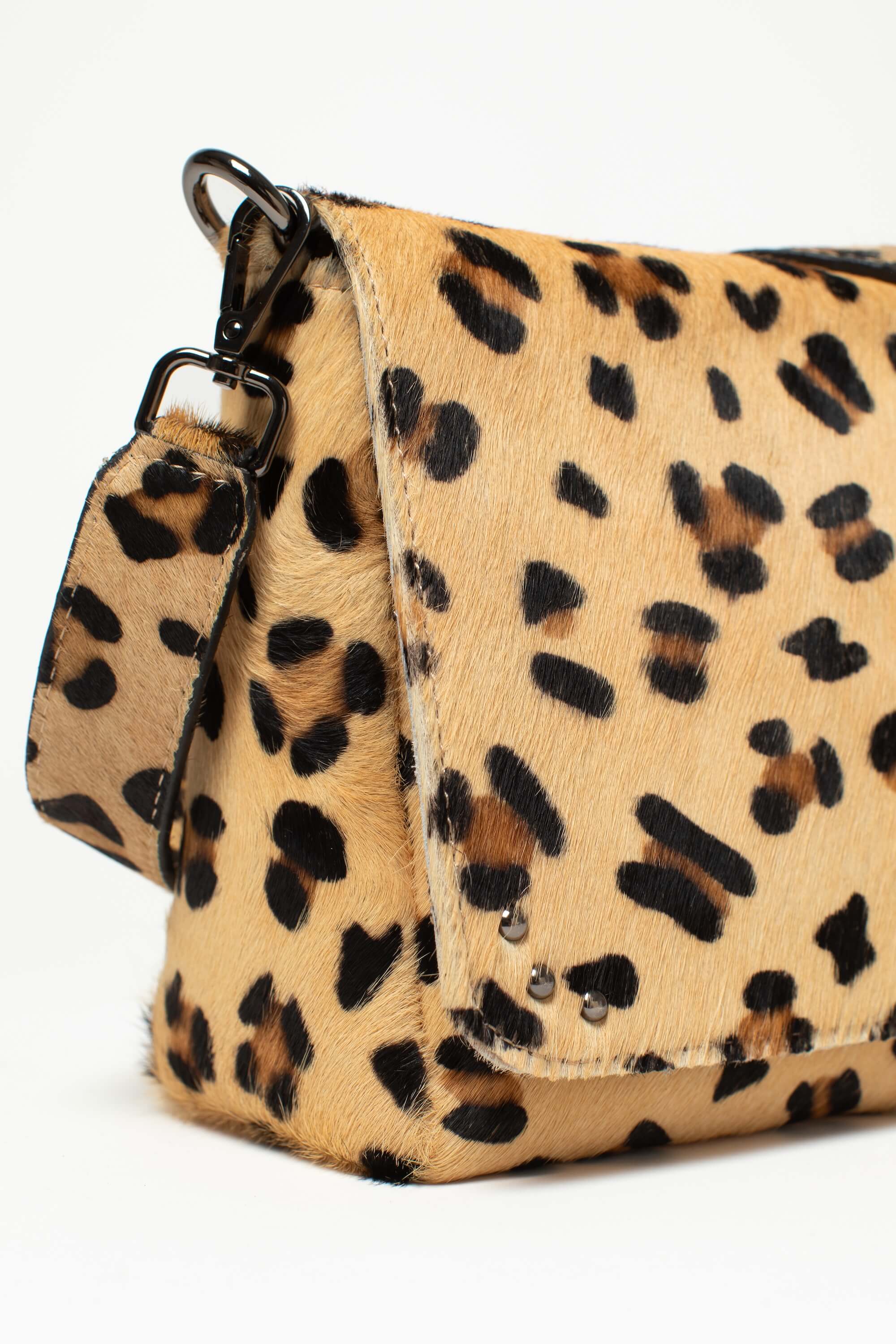 Détail du sac bandoulière Alba Fauve de Charlay Stone en cuir pony animalier imprimé léopard.