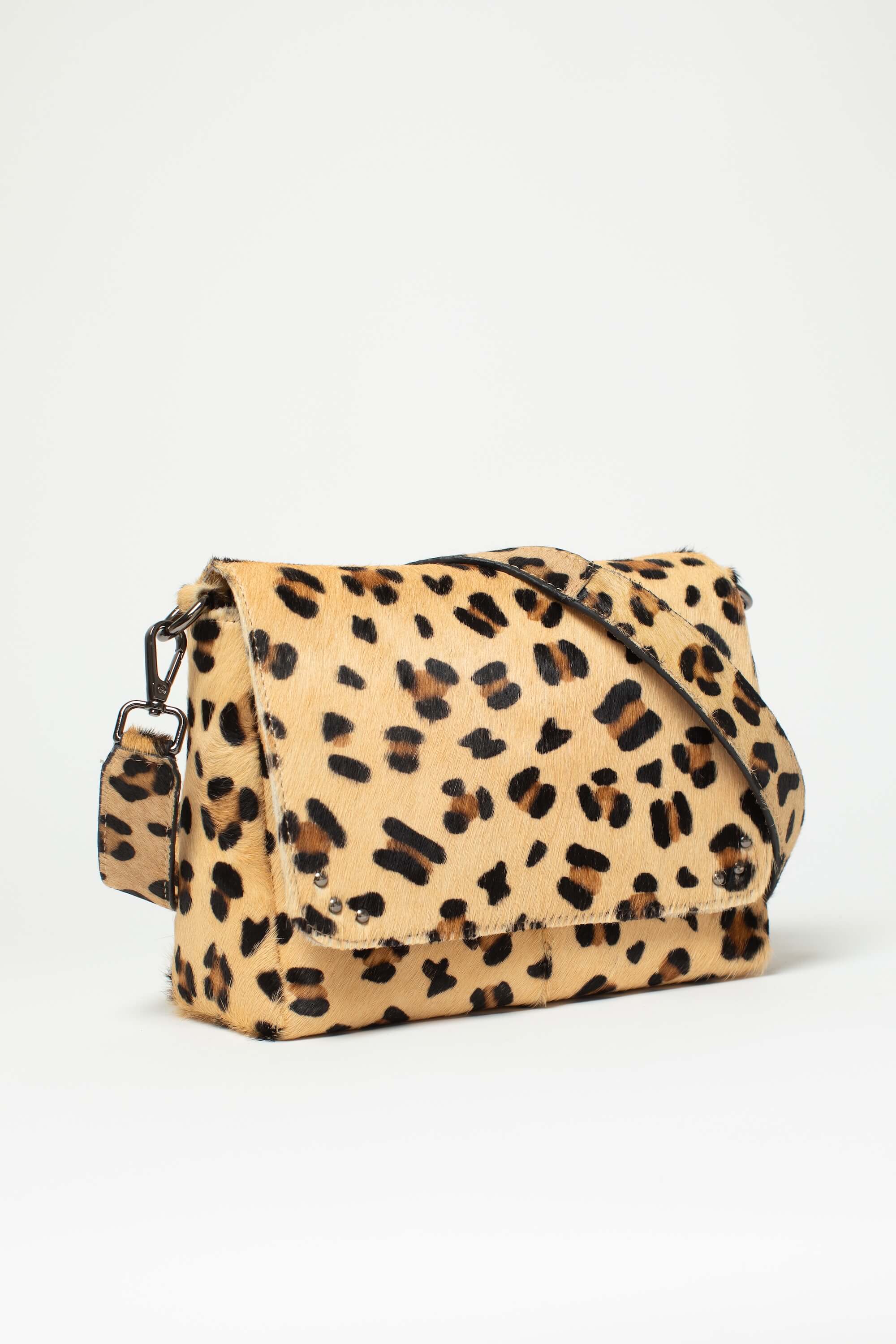 Sac bandoulière Alba Fauve de Charlay Stone en cuir pony animalier imprimé léopard.