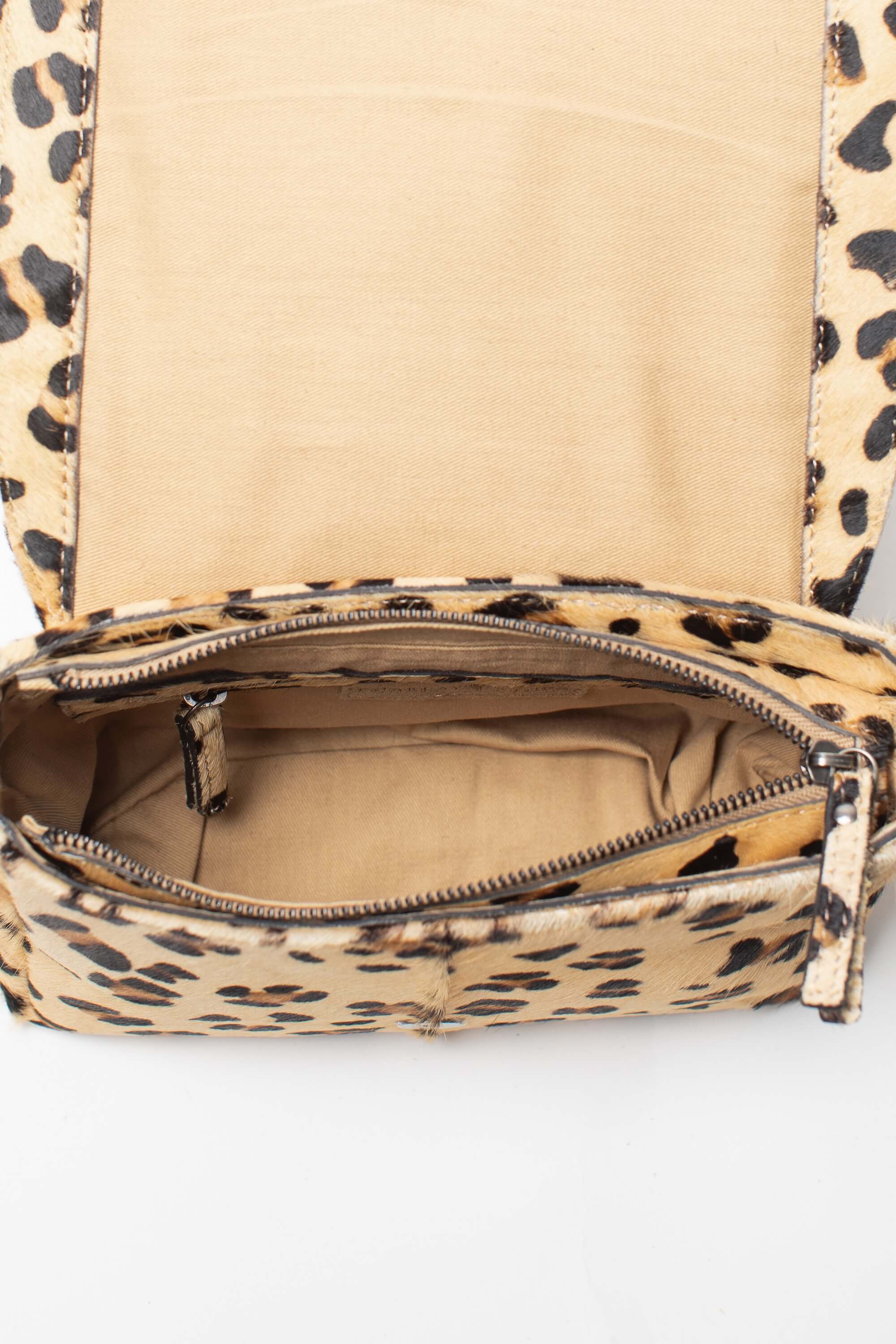 Intérieur du sac bandoulière Alba Fauve de Charlay Stone en cuir pony animalier imprimé léopard.