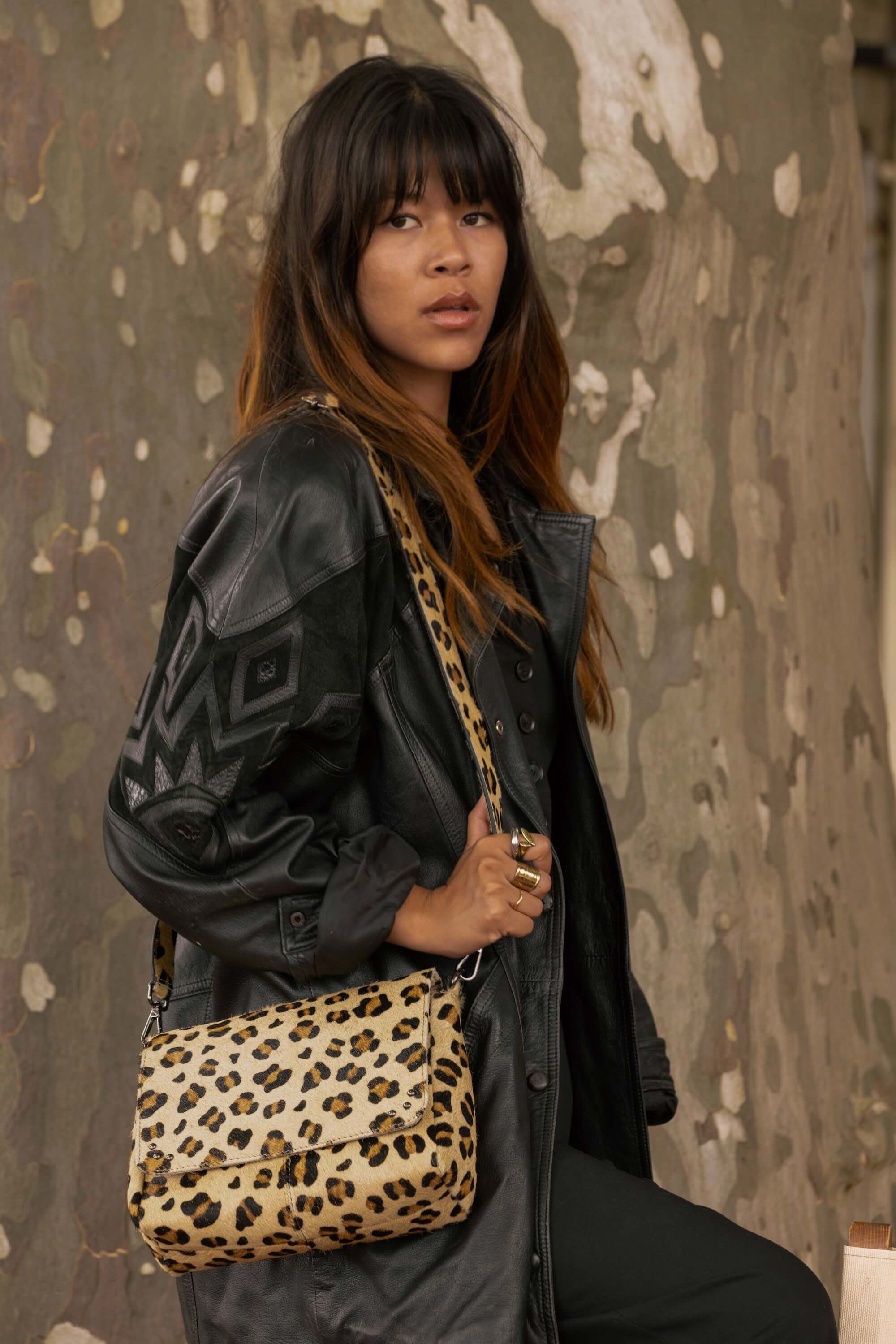 Photo lifestyle du sac bandoulière Alba Fauve de Charlay Stone en cuir pony animalier imprimé léopard.