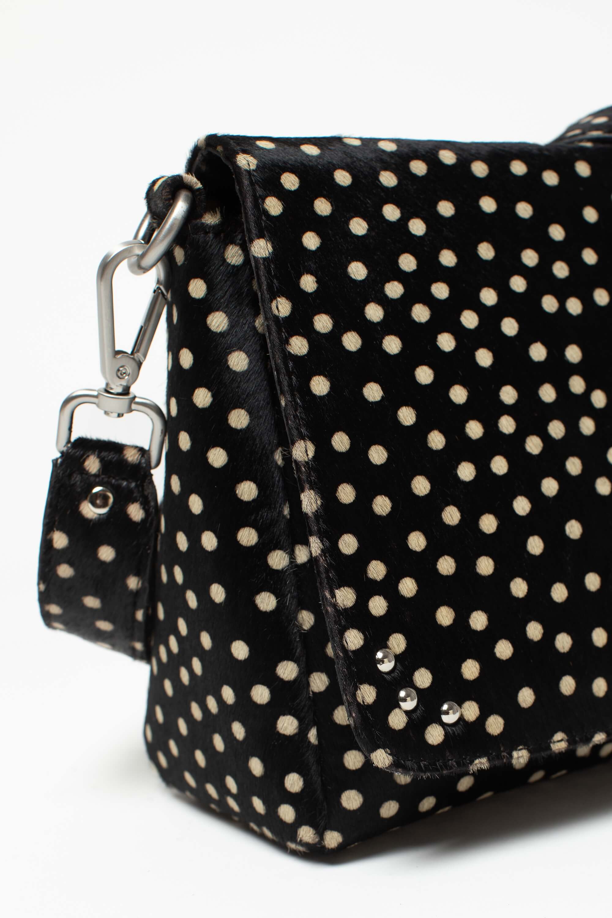 Détail du sac bandoulière Alba Fauve de Charlay Stone en cuir pony animalier imprimé noir à pois blancs.