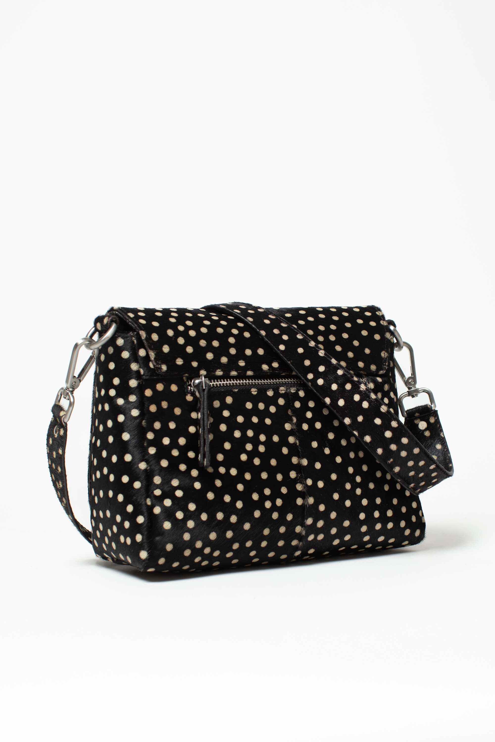 Sac bandoulière Alba Fauve de Charlay Stone en cuir pony animalier imprimé noir à pois blancs.