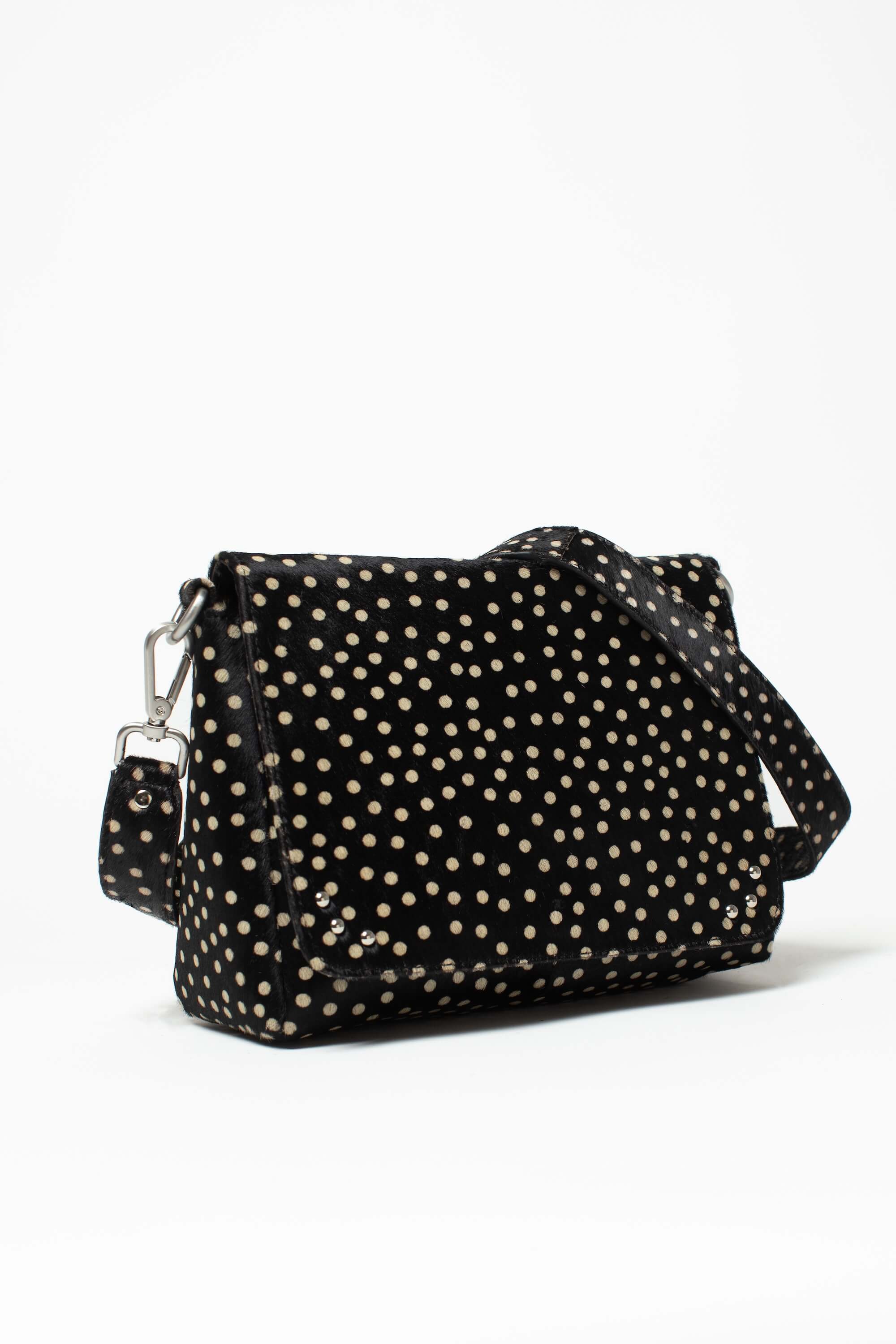 Sac bandoulière Alba Fauve de Charlay Stone en cuir pony animalier imprimé noir à pois blancs.