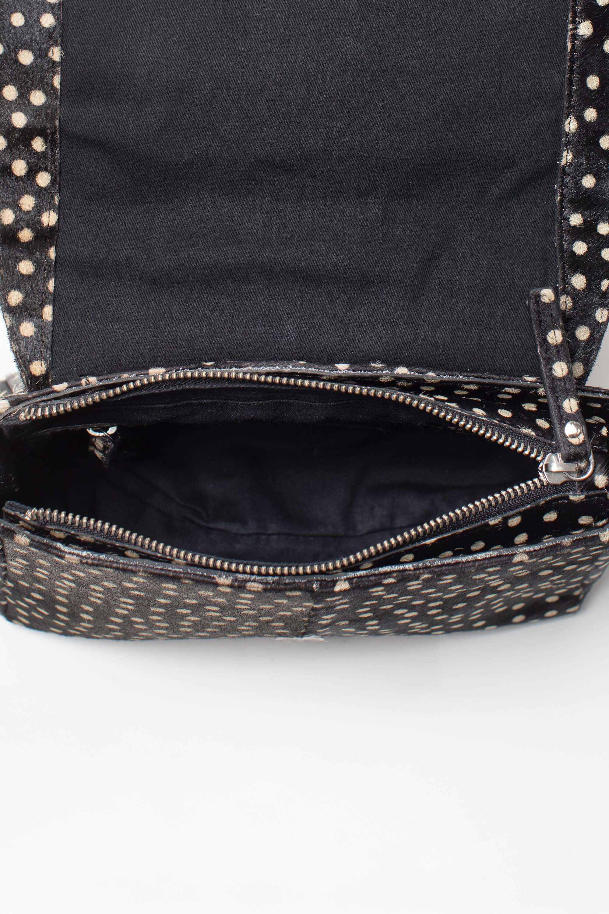 Intérieur du sac bandoulière Alba Fauve de Charlay Stone en cuir pony animalier imprimé noir à pois blancs.