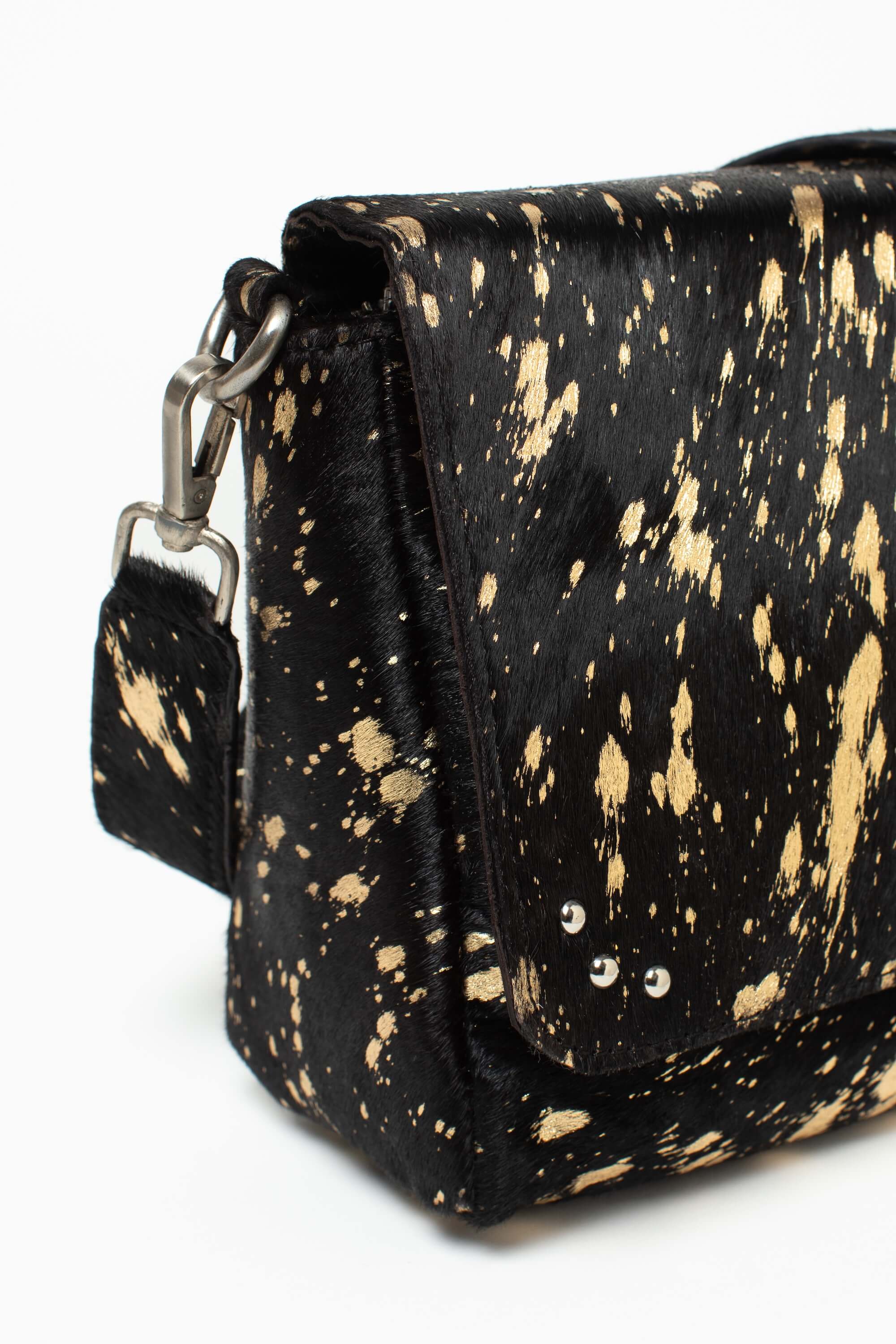 Détail du sac bandoulière Alba Fauve de Charlay Stone en cuir pony animalier imprimé noir doré.