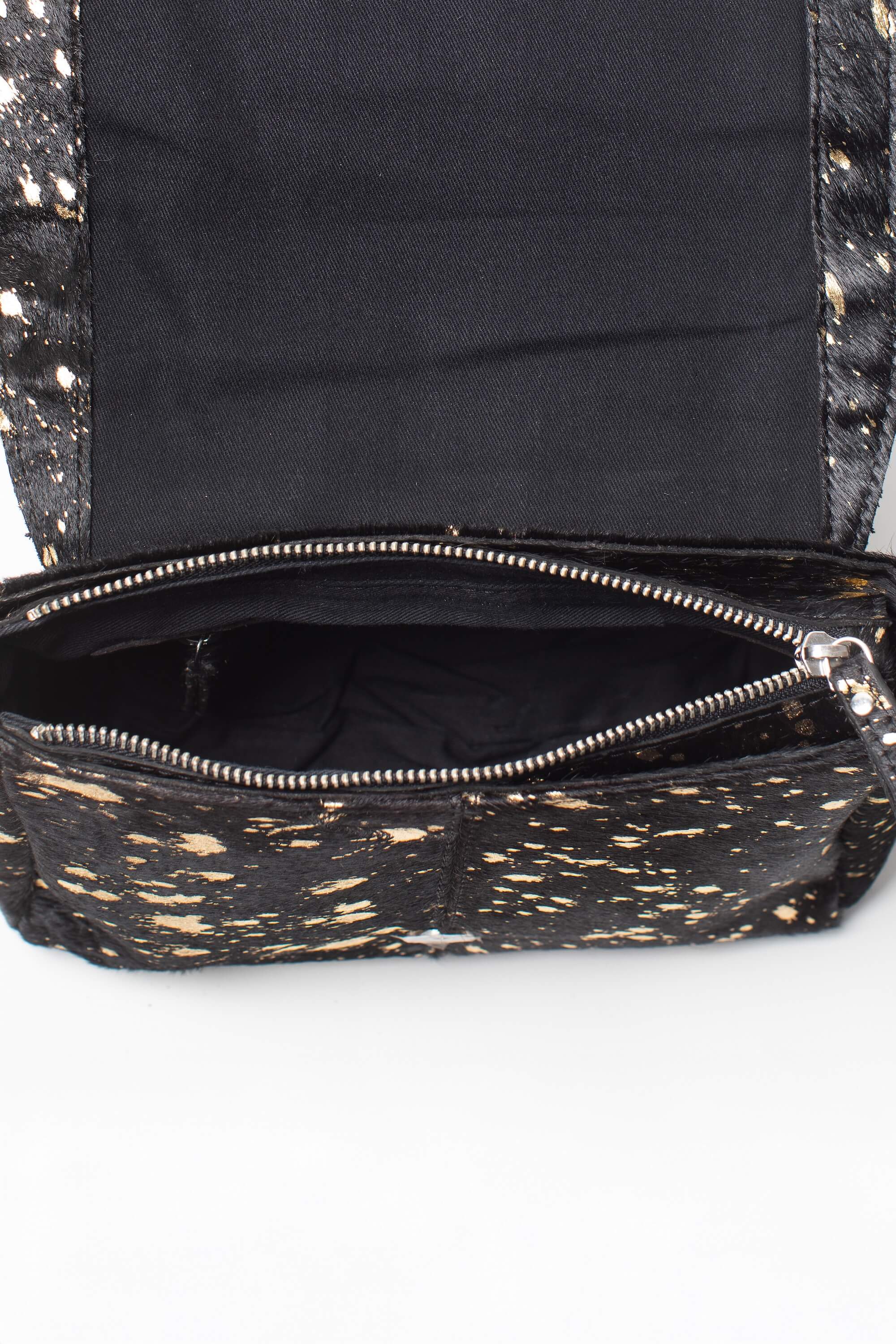 Intérieur du sac bandoulière Alba Fauve de Charlay Stone en cuir pony animalier imprimé noir doré.