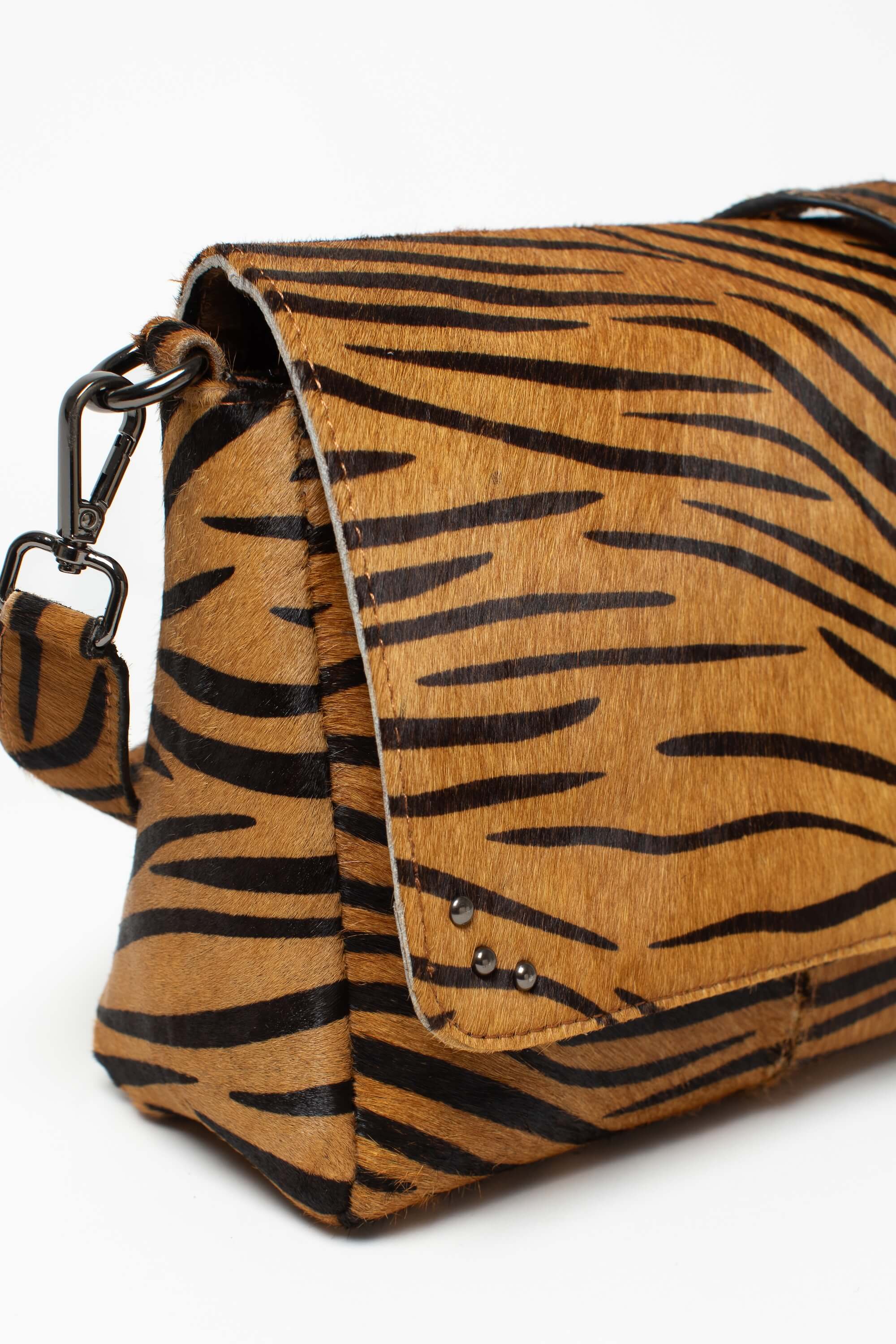 Détail du sac bandoulière Alba Fauve de Charlay Stone en cuir pony animalier imprimé zèbre marron.