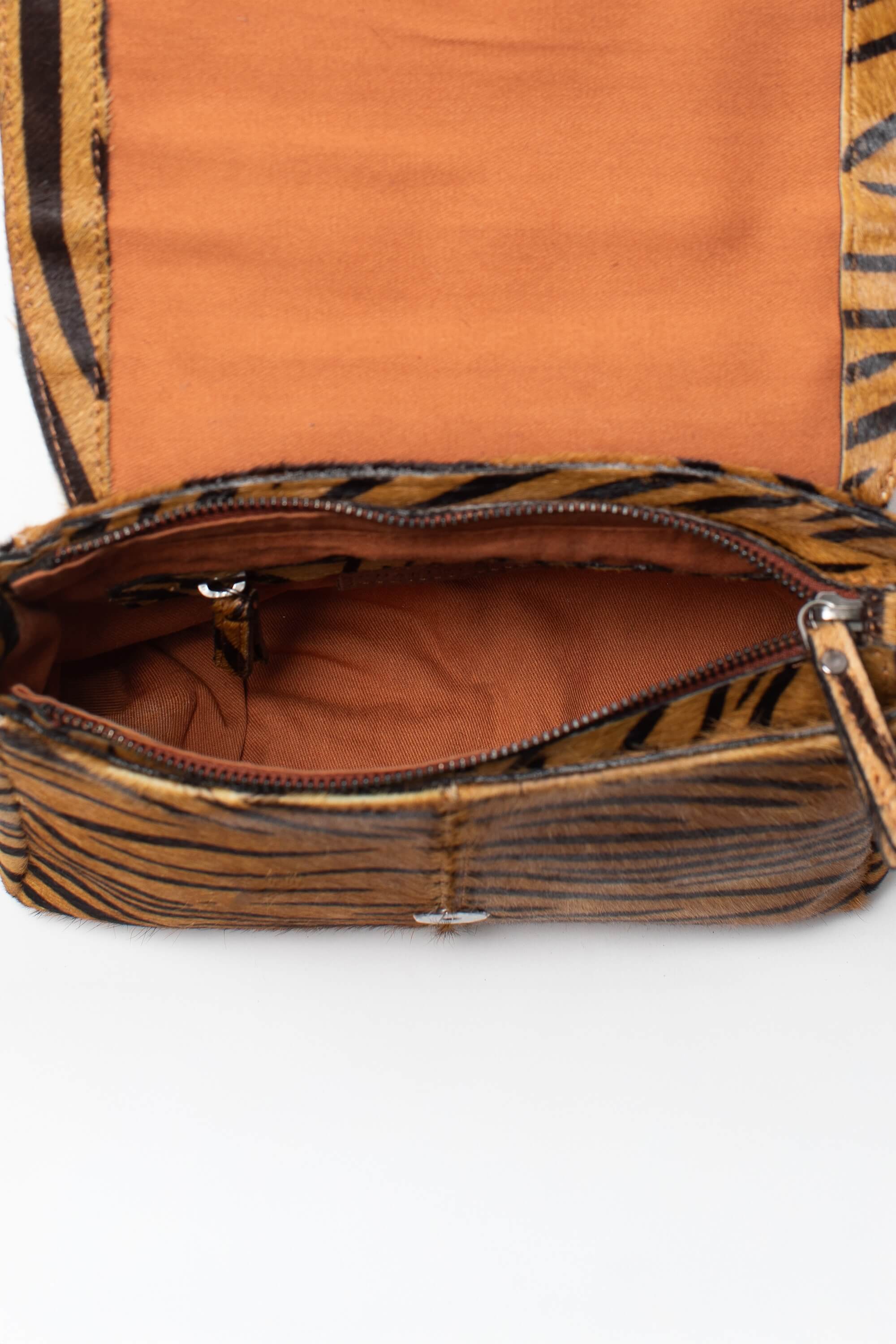 Intérieur du sac bandoulière Alba Fauve de Charlay Stone en cuir pony animalier imprimé zèbre marron.