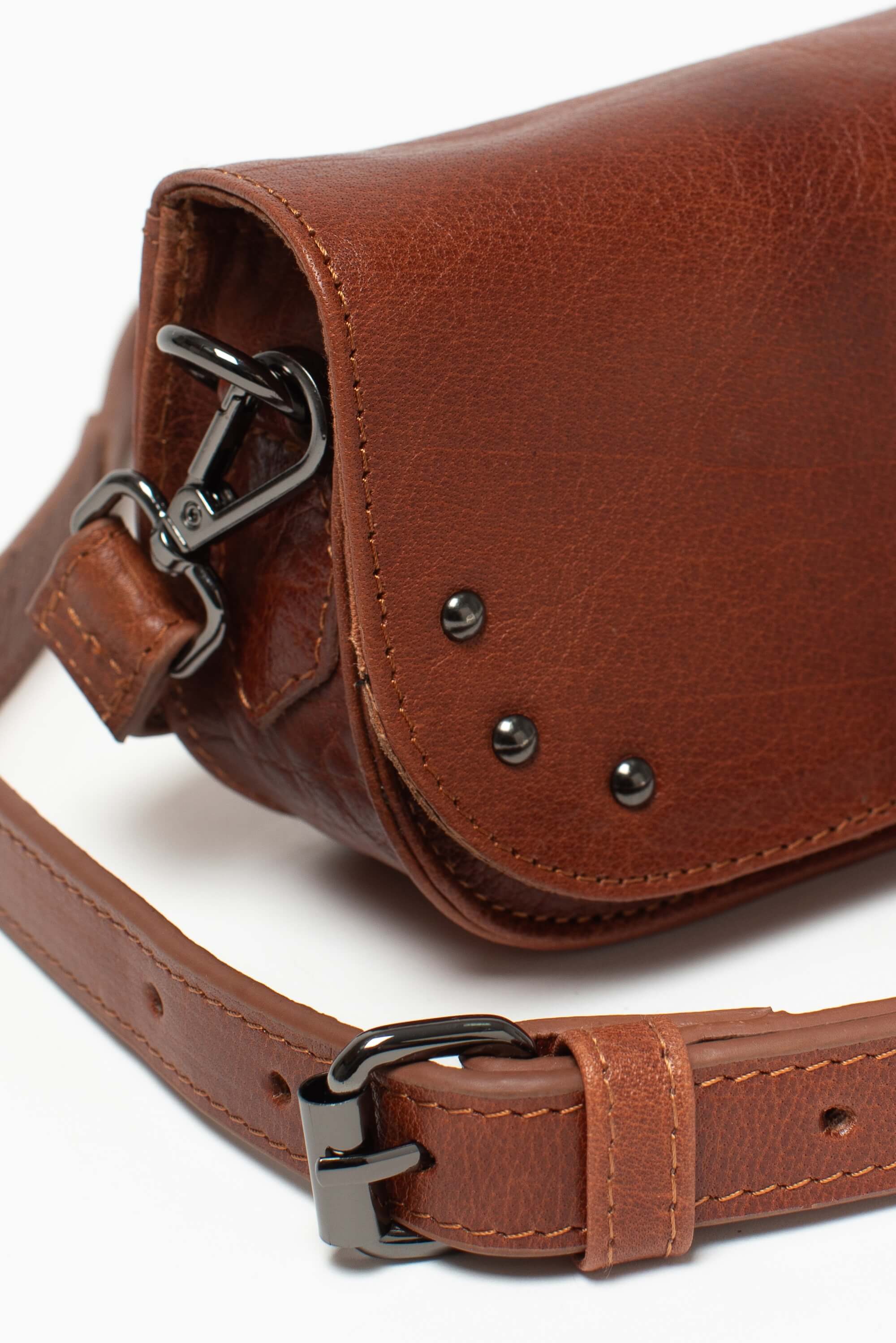 Détail du sac bandoulière Alice Héritage de Charlay Stone en cuir pleine fleur cognac patiné à la main.