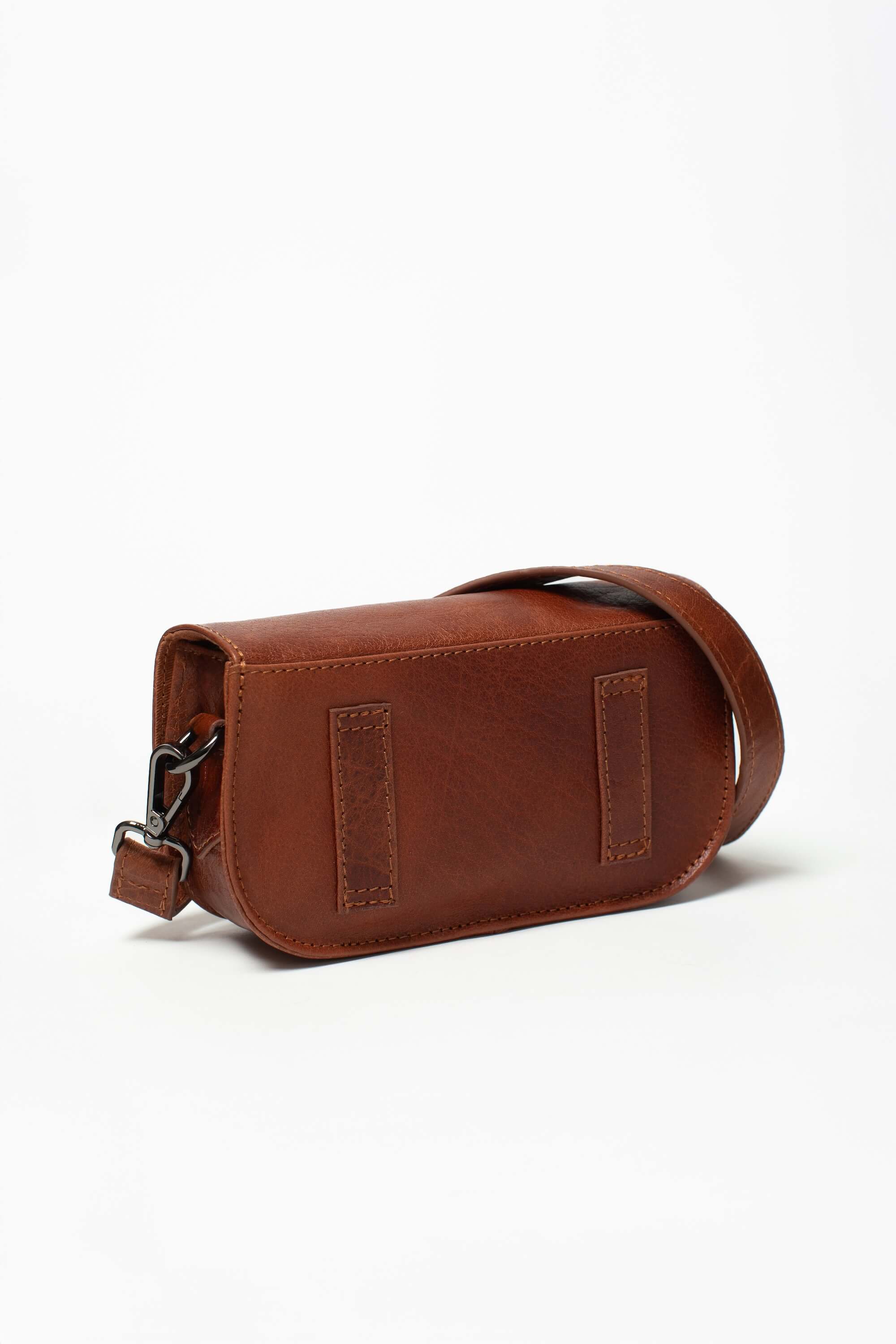 Sac bandoulière Alice Héritage de Charlay Stone en cuir pleine fleur cognac patiné à la main.