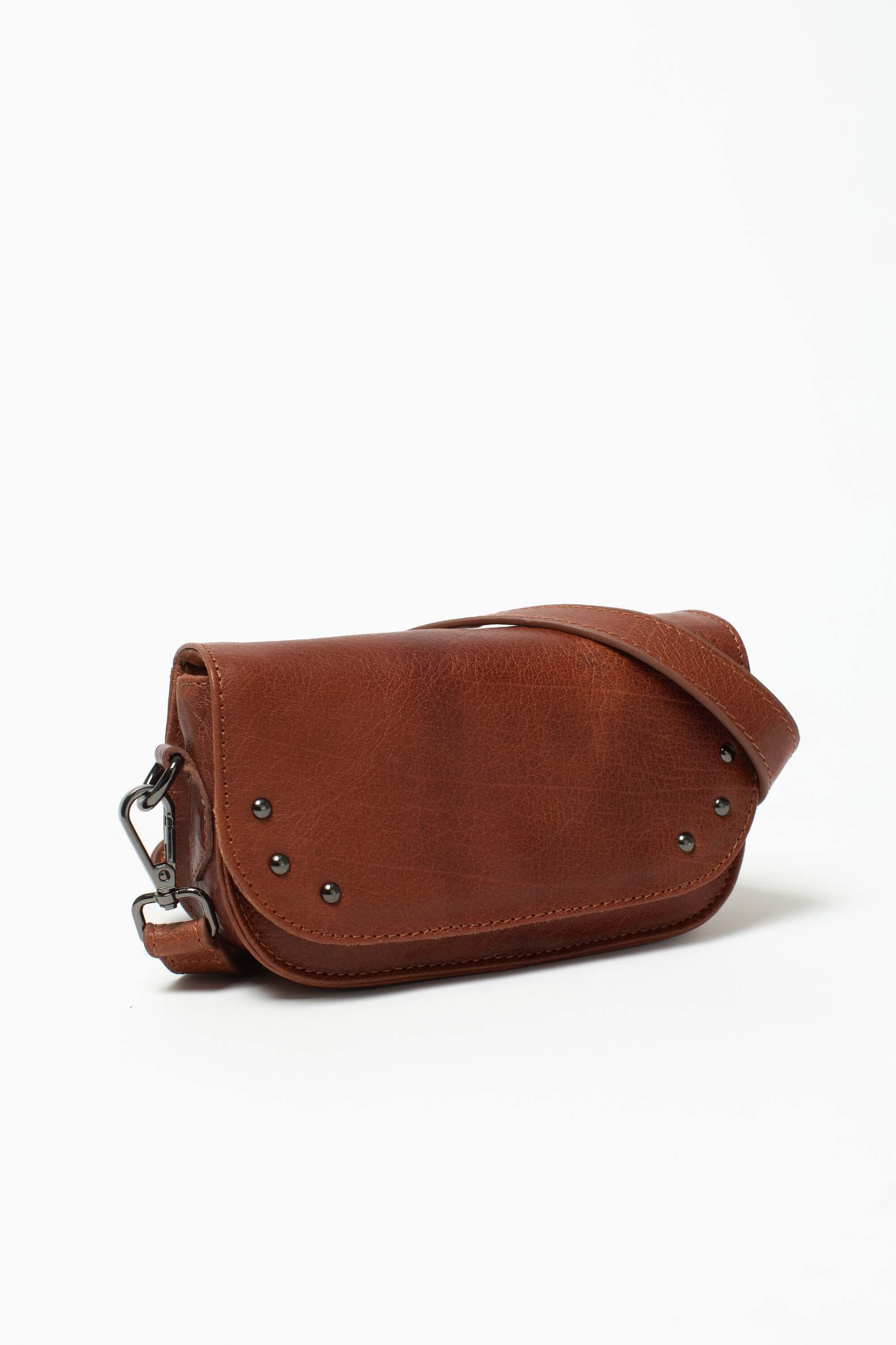 Sac bandoulière Alice Héritage de Charlay Stone en cuir pleine fleur cognac patiné à la main.