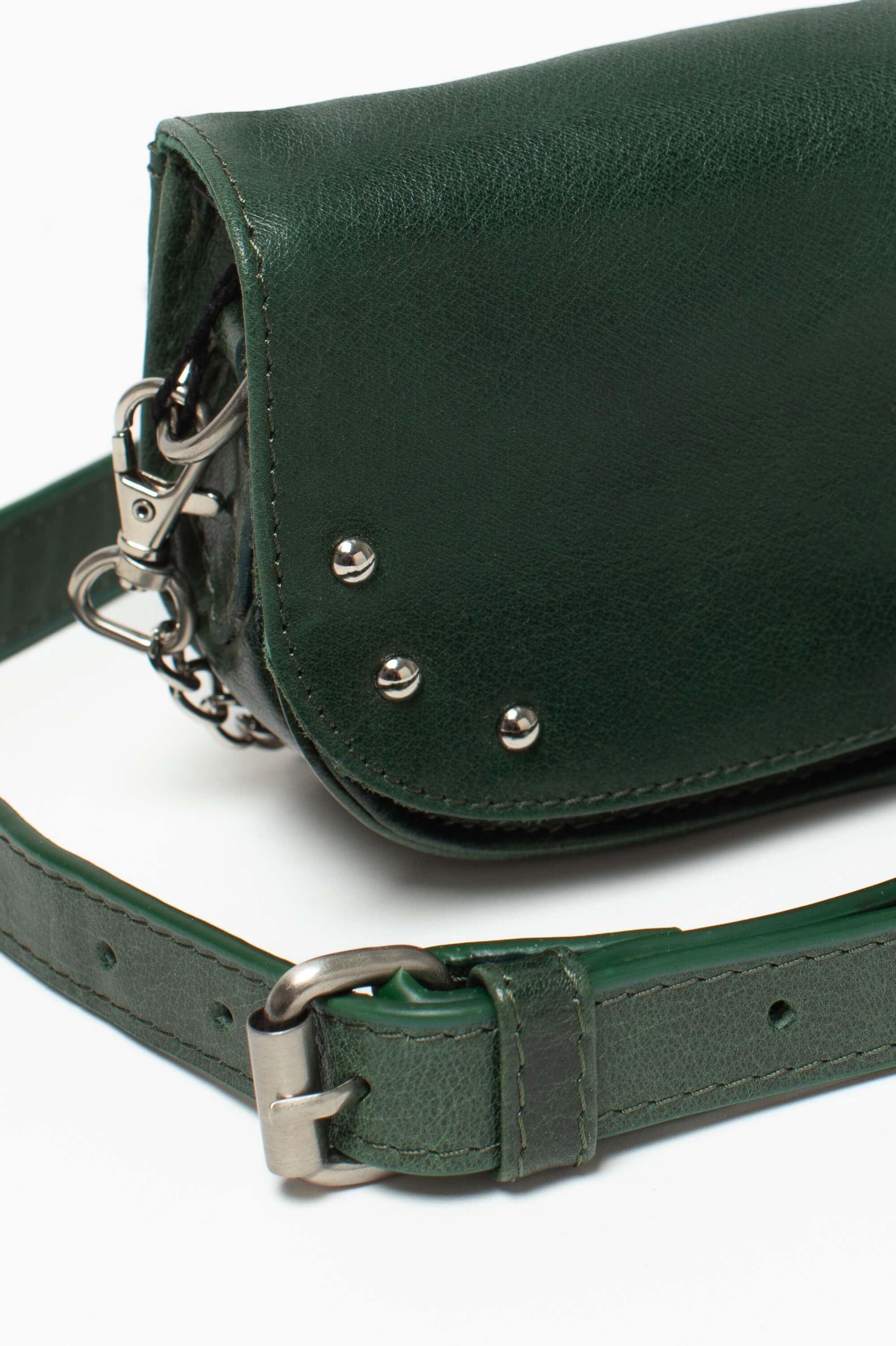 Détail du sac bandoulière Alice Héritage de Charlay Stone en cuir pleine fleur vert patiné à la main.