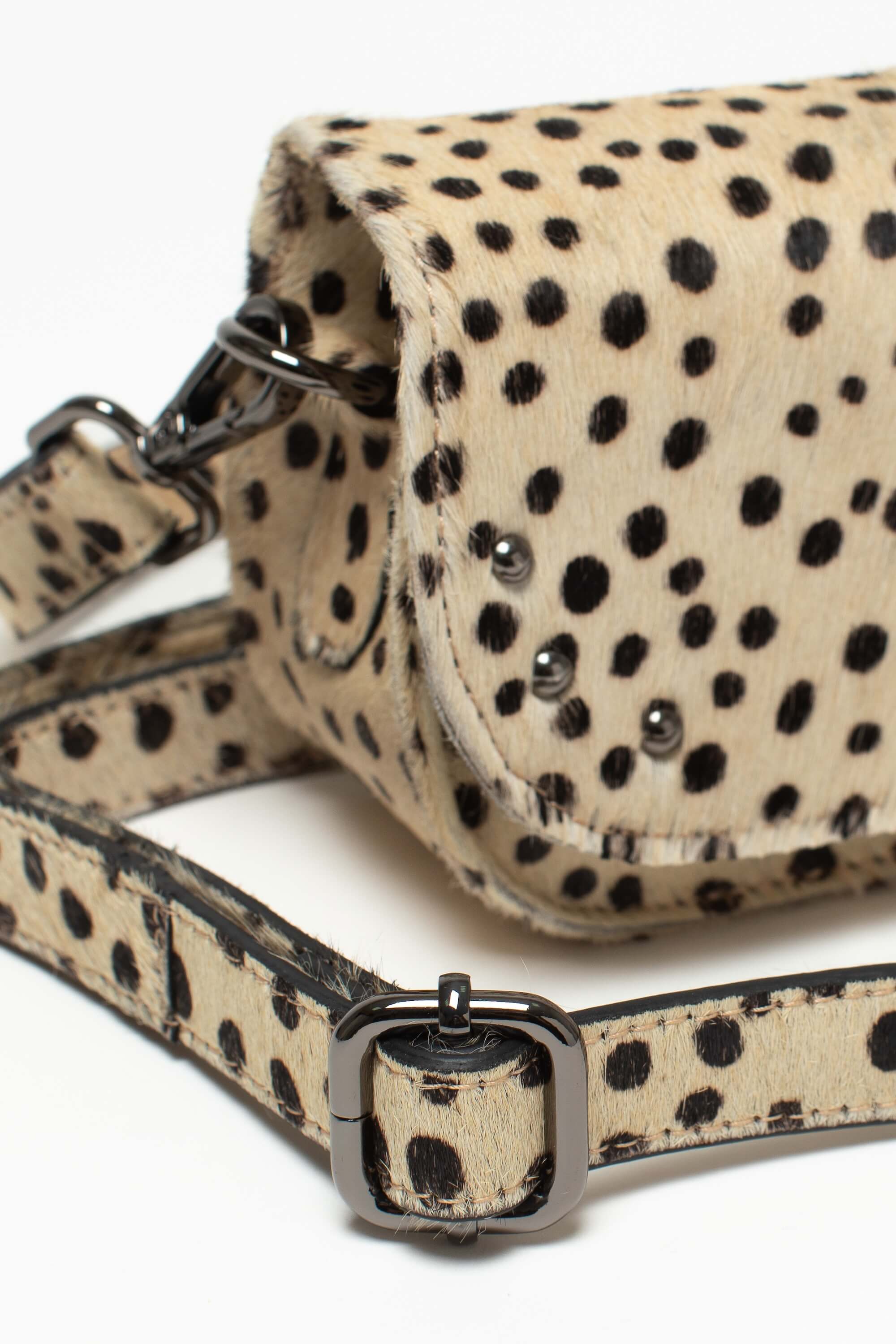 Détail du sac bandoulière Alice Fauve de Charlay Stone en cuir pony animalier imprimé beige à pois noirs.
