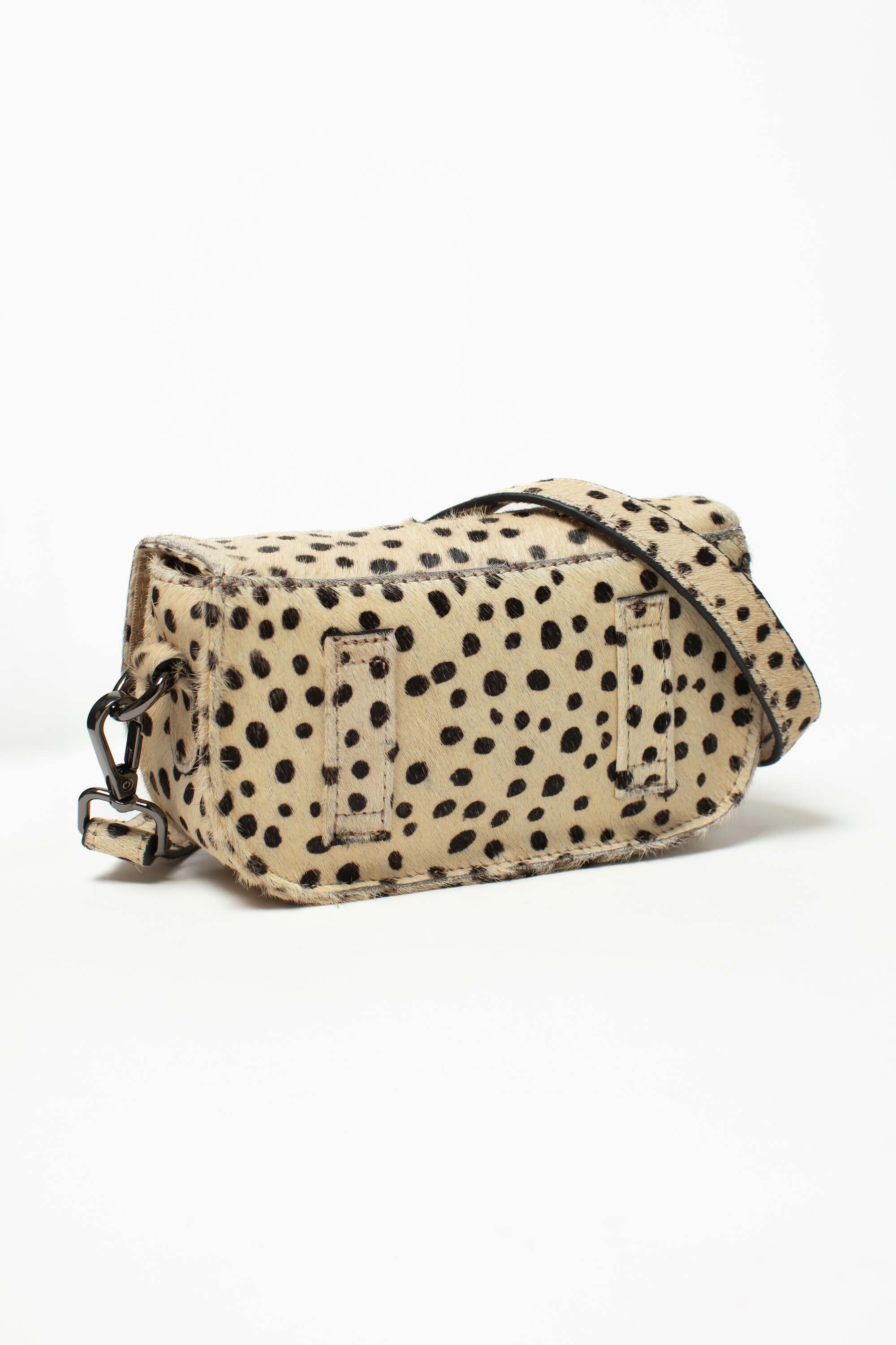 Sac bandoulière Alice Fauve de Charlay Stone en cuir pony animalier imprimé beige à pois noirs.