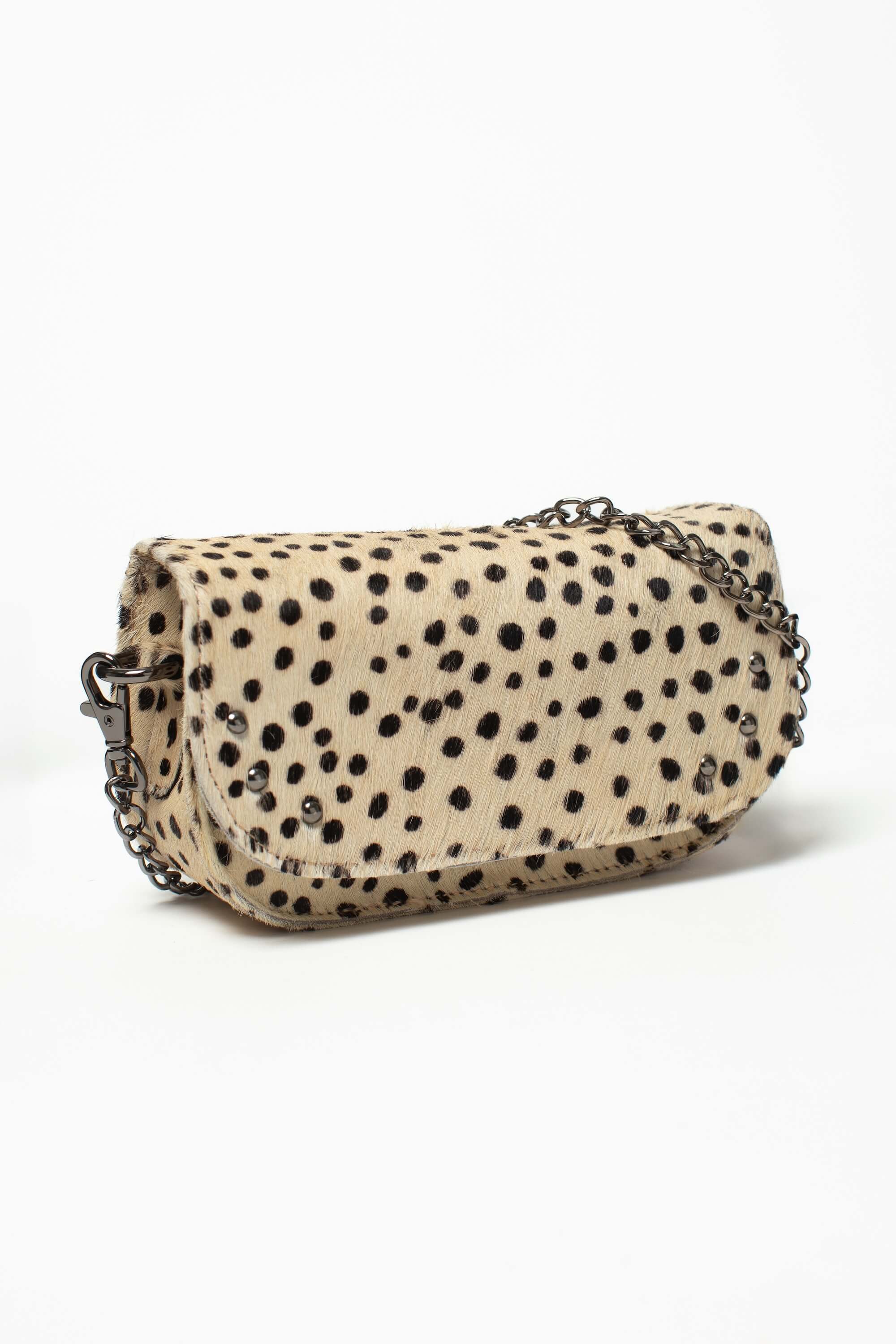 Sac bandoulière Alice Fauve de Charlay Stone en cuir pony animalier imprimé beige à pois noirs.