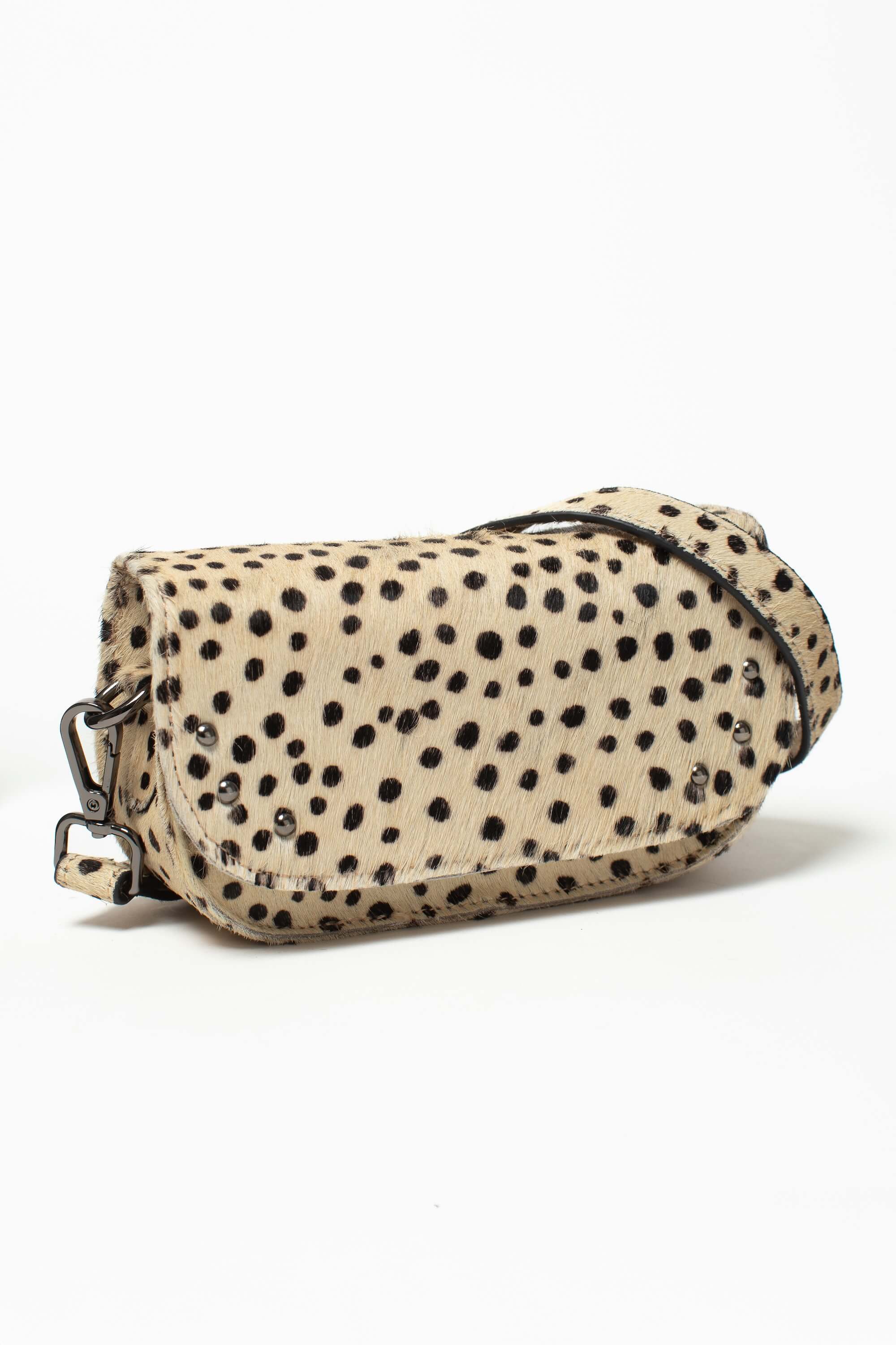 Sac bandoulière Alice Fauve de Charlay Stone en cuir pony animalier imprimé beige à pois noirs.