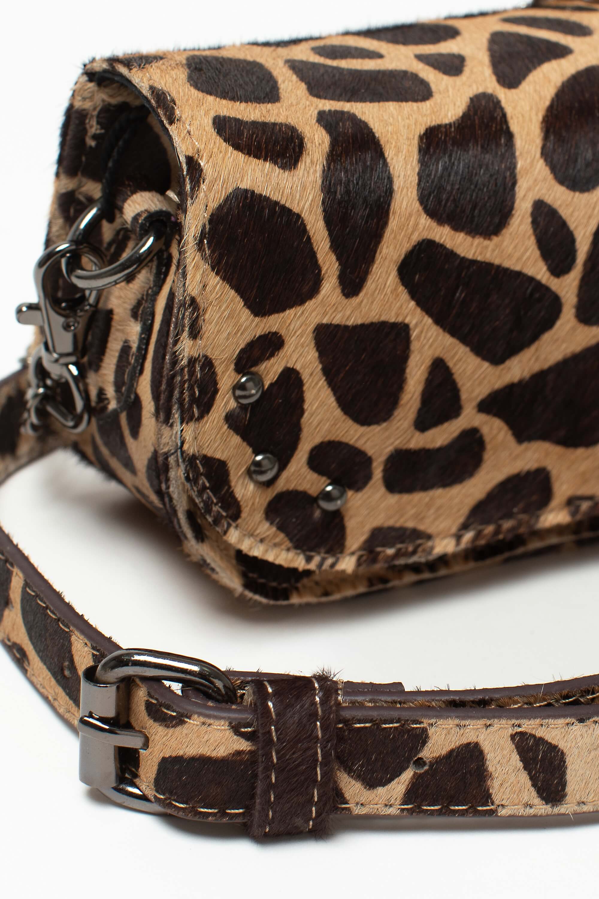 Détail du sac bandoulière Alice Fauve de Charlay Stone en cuir pony animalier imprimé girafe.
