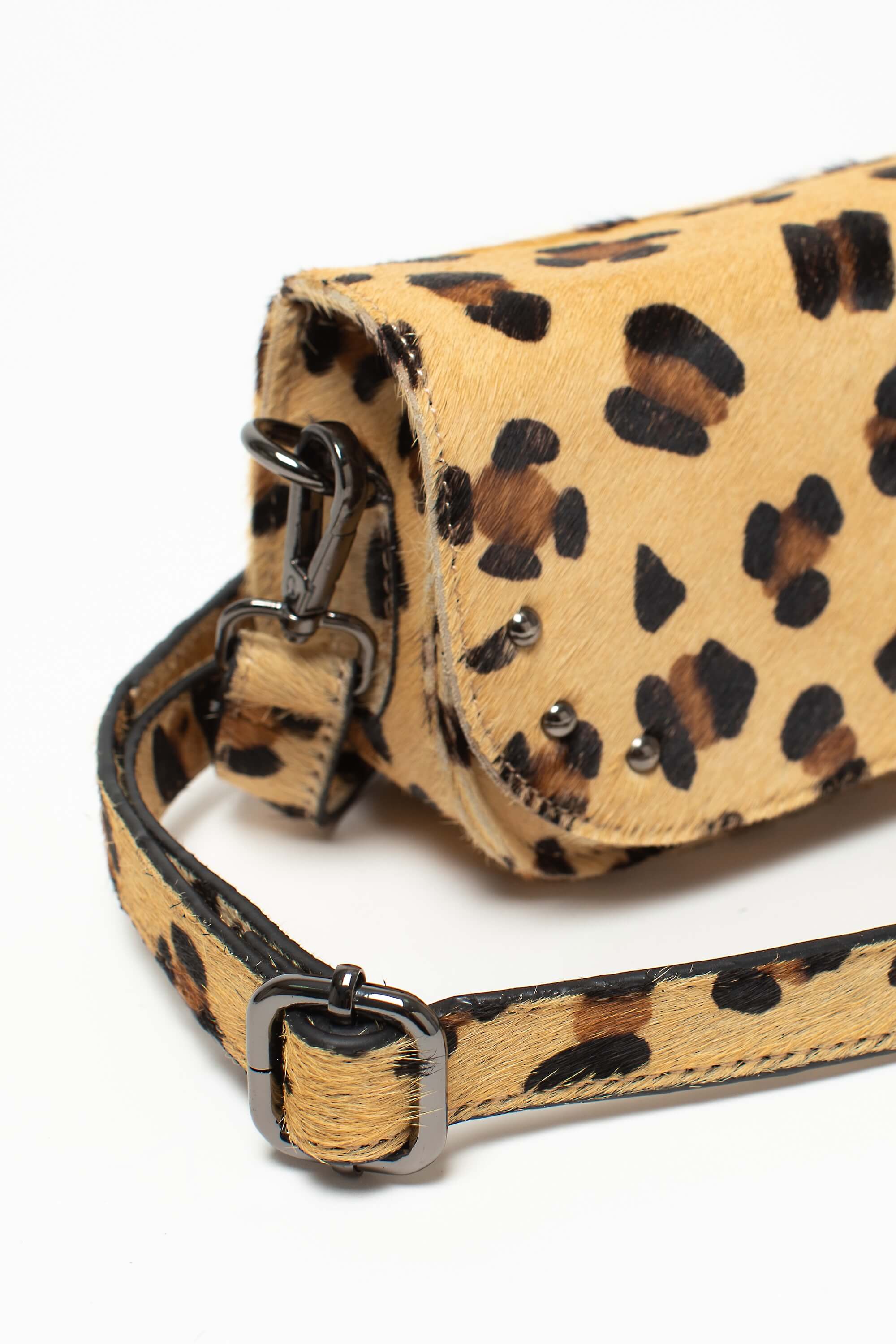 Détail du sac bandoulière Alice Fauve de Charlay Stone en cuir pony animalier imprimé léopard.