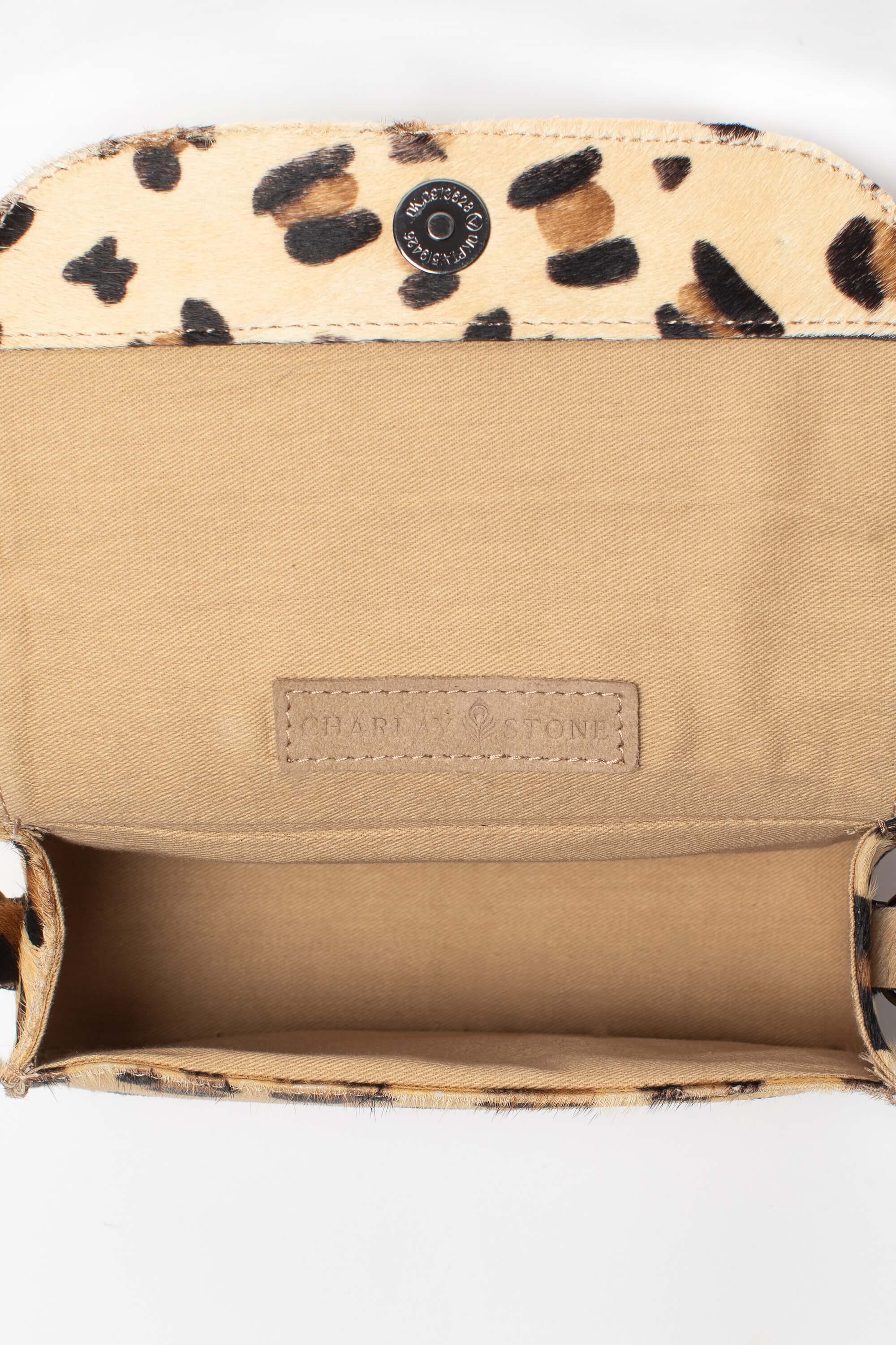 Intérieur du sac bandoulière Alice Fauve de Charlay Stone en cuir pony animalier imprimé léopard.