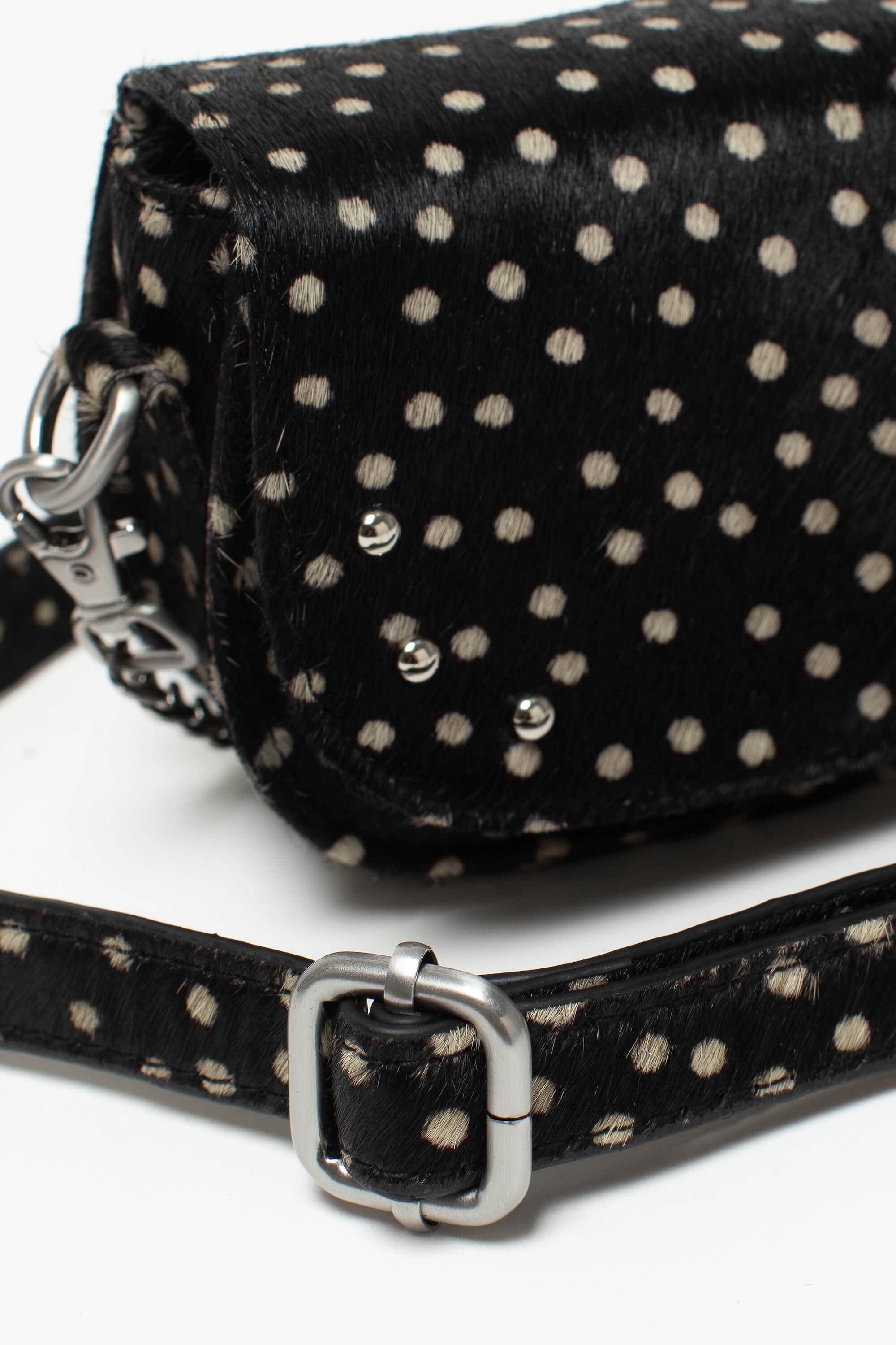 Détail du sac bandoulière Alice Fauve de Charlay Stone en cuir pony animalier imprimé noir à pois blancs.