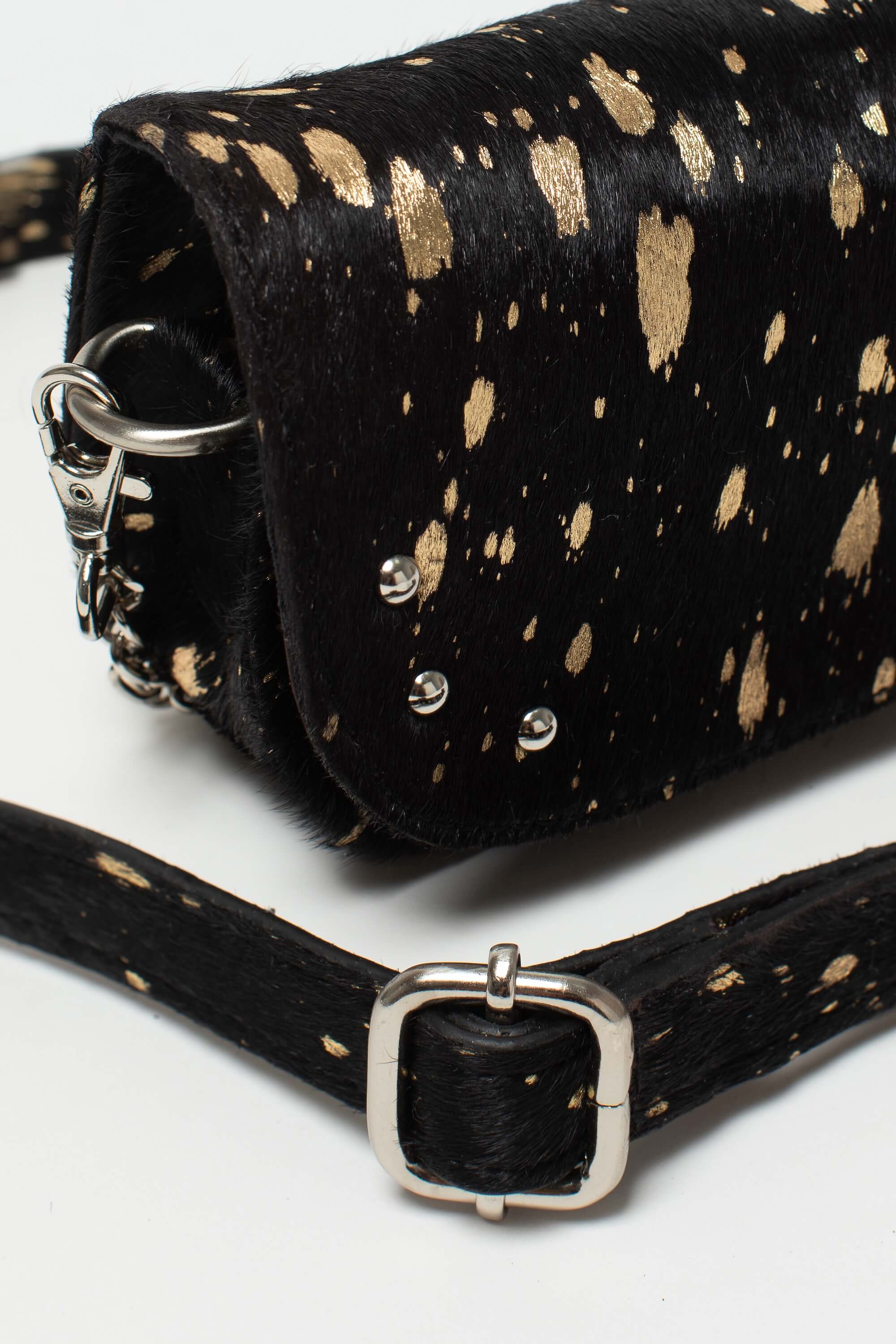 Détail du sac bandoulière Alice Fauve de Charlay Stone en cuir pony animalier imprimé noir doré.