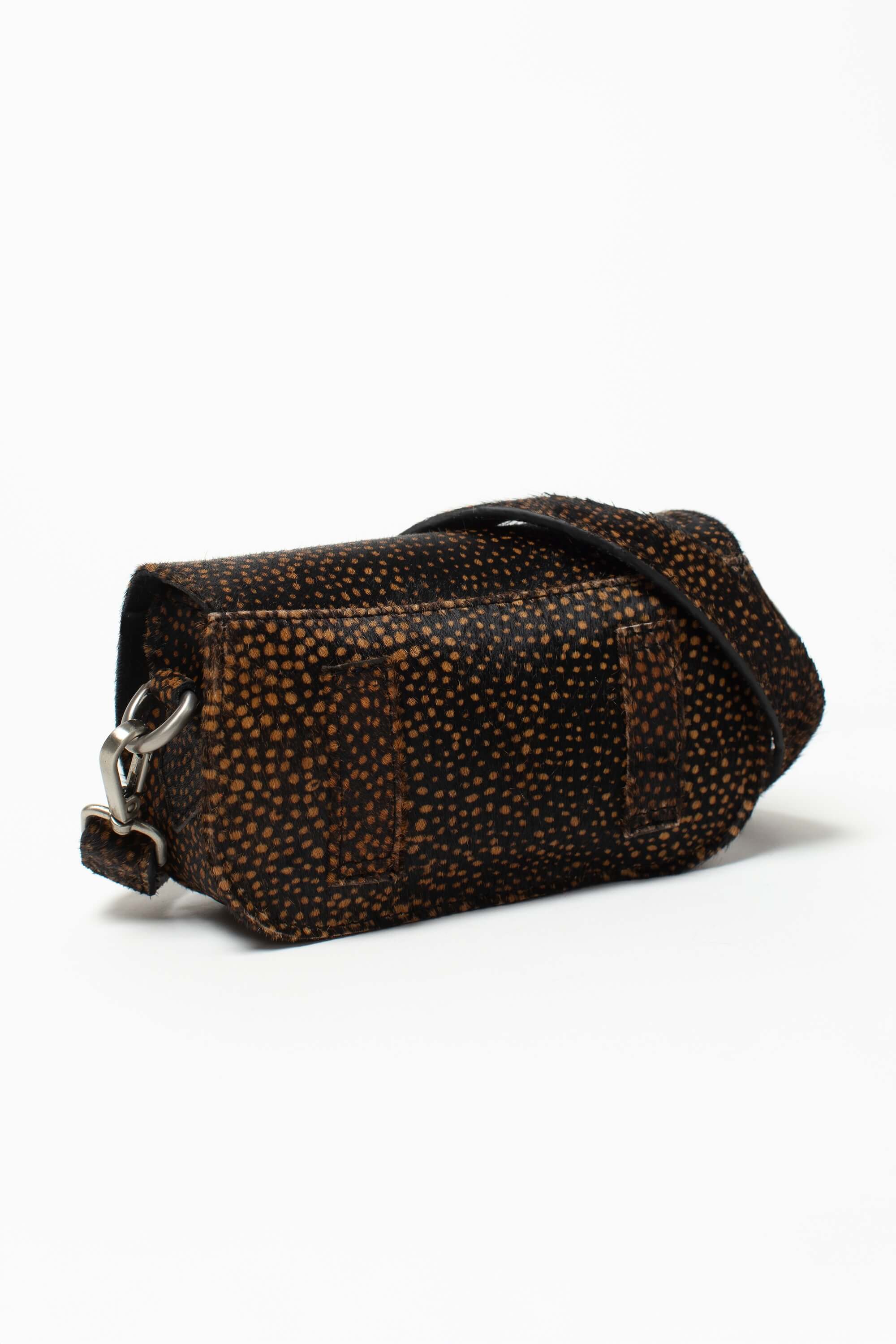 Sac bandoulière Alice Fauve de Charlay Stone en cuir pony animalier imprimé noir à pois marron.