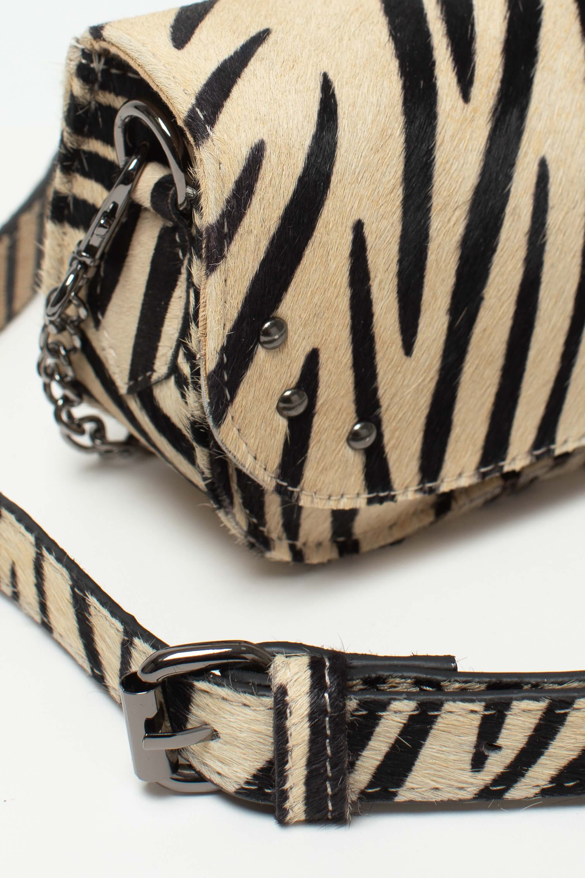 Détail du sac bandoulière Alice Fauve de Charlay Stone en cuir pony animalier imprimé zèbre.