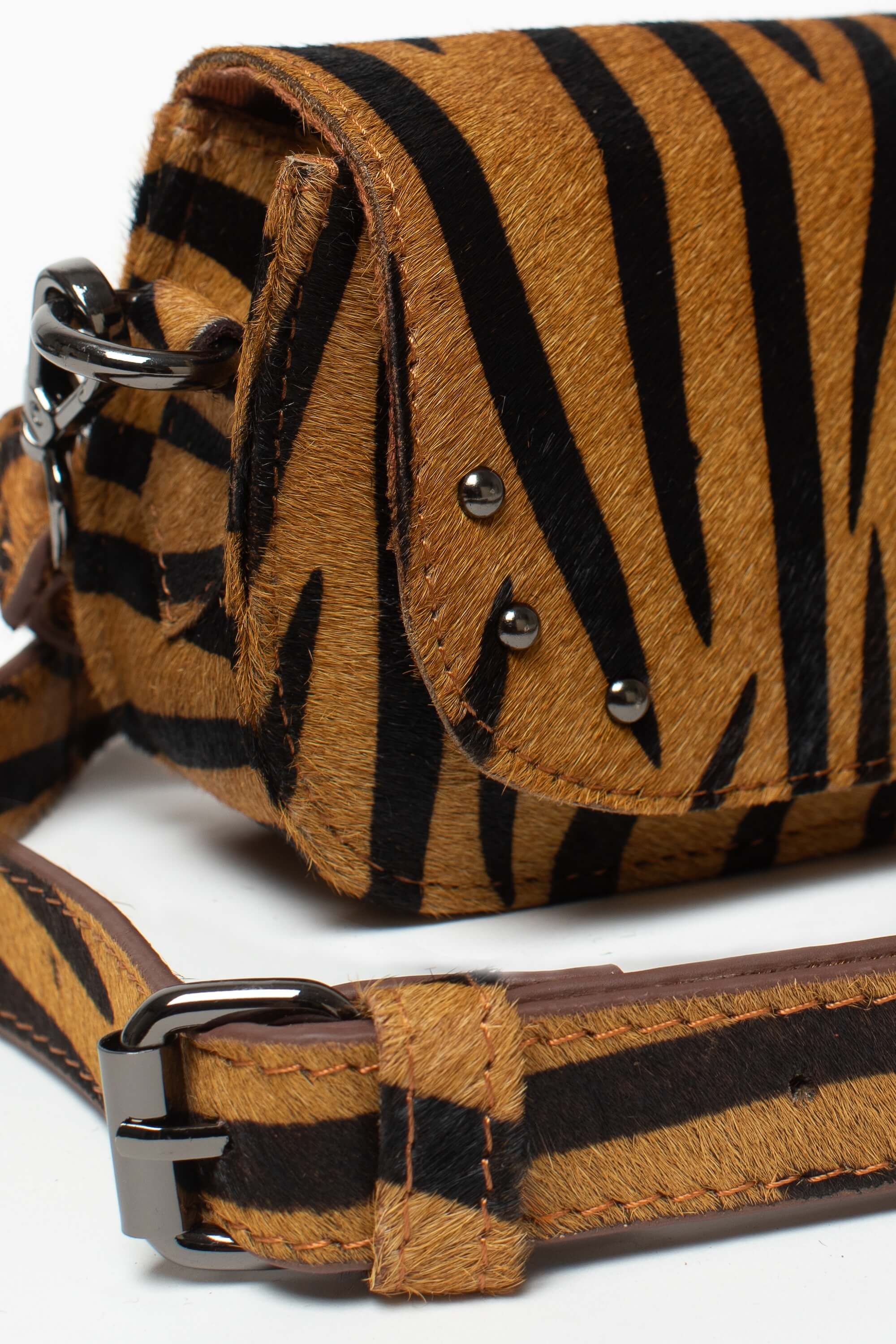Détail du sac bandoulière Alice Fauve de Charlay Stone en cuir pony animalier imprimé zèbre marron.