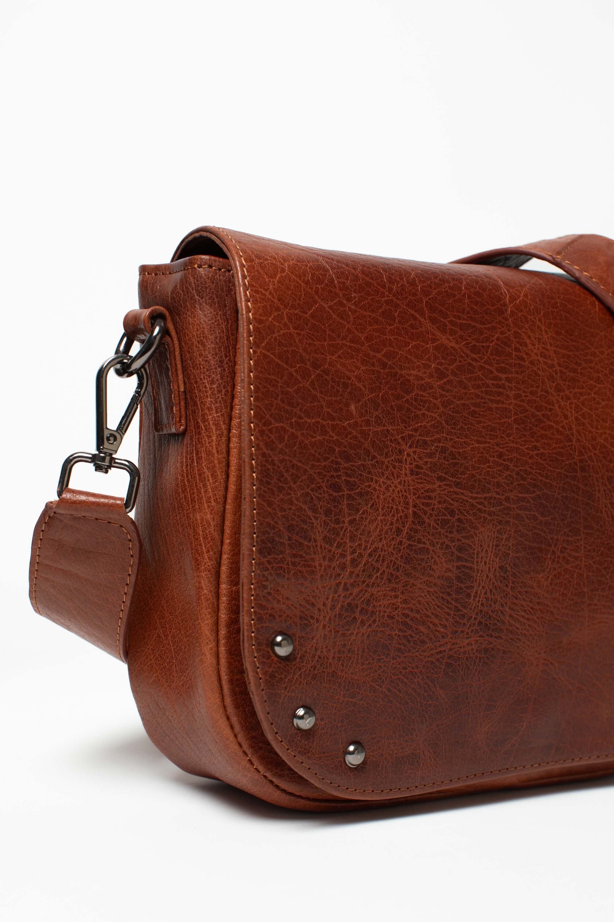 Détail du sac besace Marine Héritage de Charlay Stone en cuir pleine fleur cognac patiné à la main.