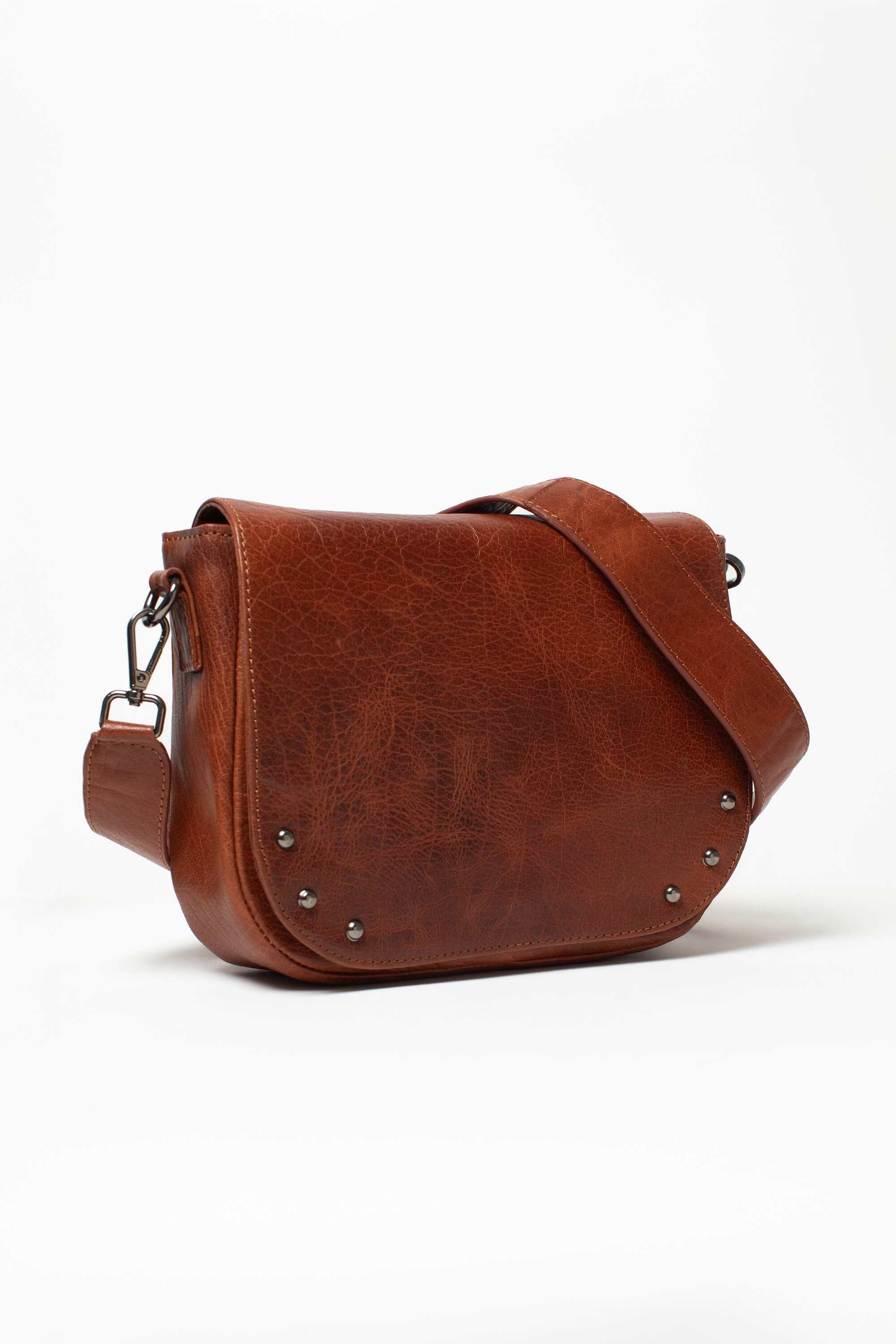 Sac besace Marine Héritage de Charlay Stone en cuir pleine fleur cognac patiné à la main.