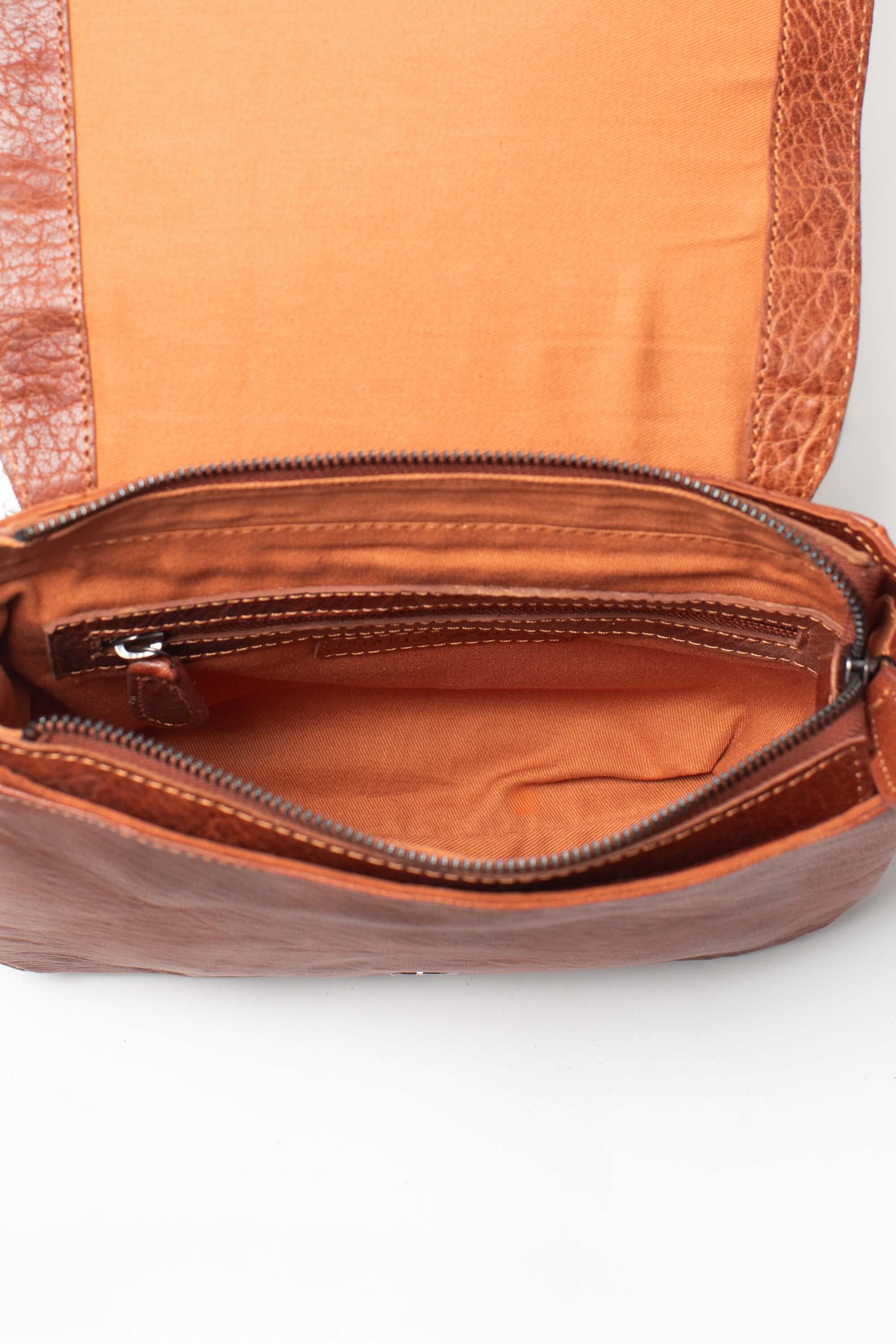 Intérieur du sac besace Marine Héritage de Charlay Stone en cuir pleine fleur cognac patiné à la main.