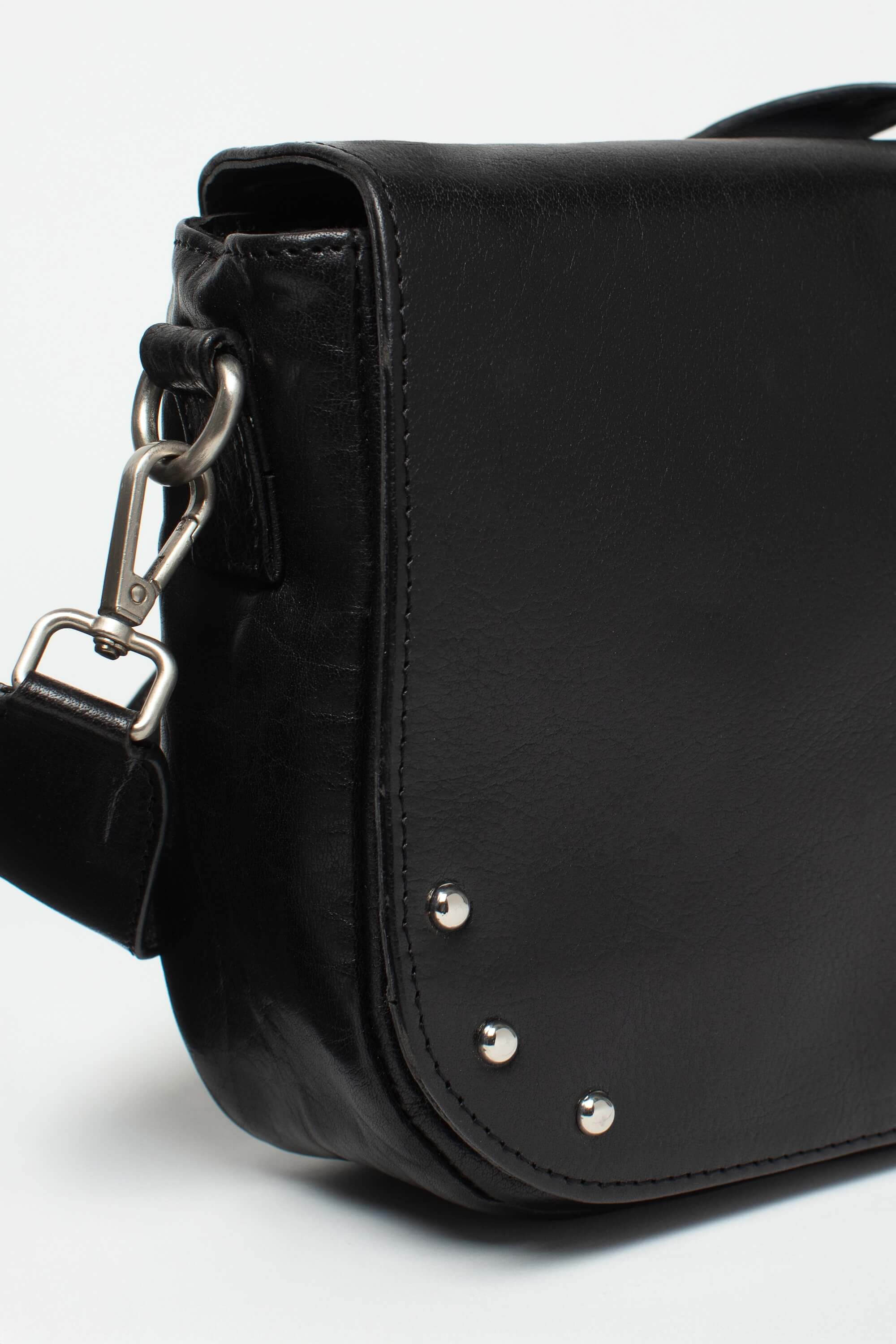 Détail du sac besace Marine Héritage de Charlay Stone en cuir pleine fleur noir patiné à la main.