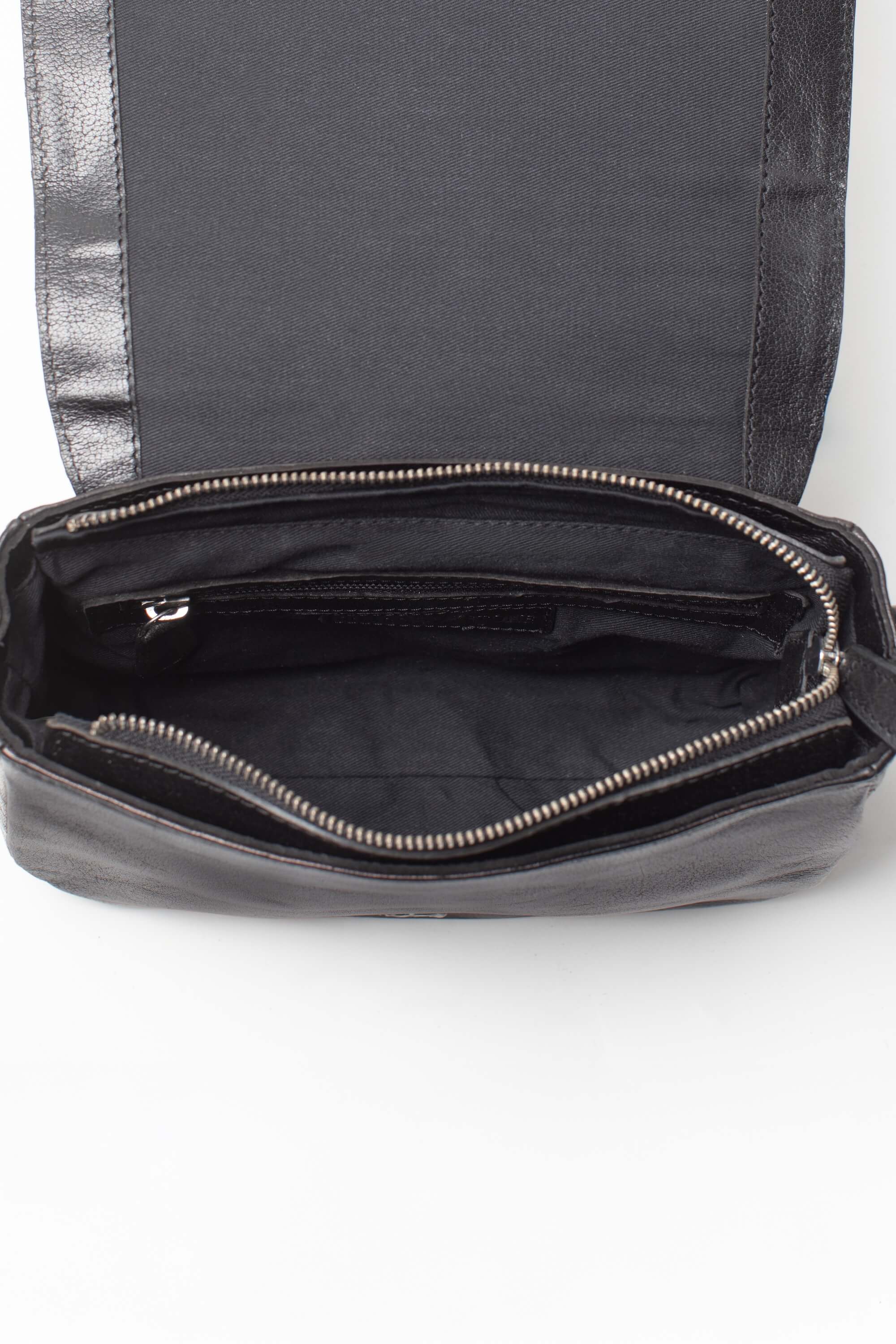 Intérieur du sac besace Marine Héritage de Charlay Stone en cuir pleine fleur noir patiné à la main.