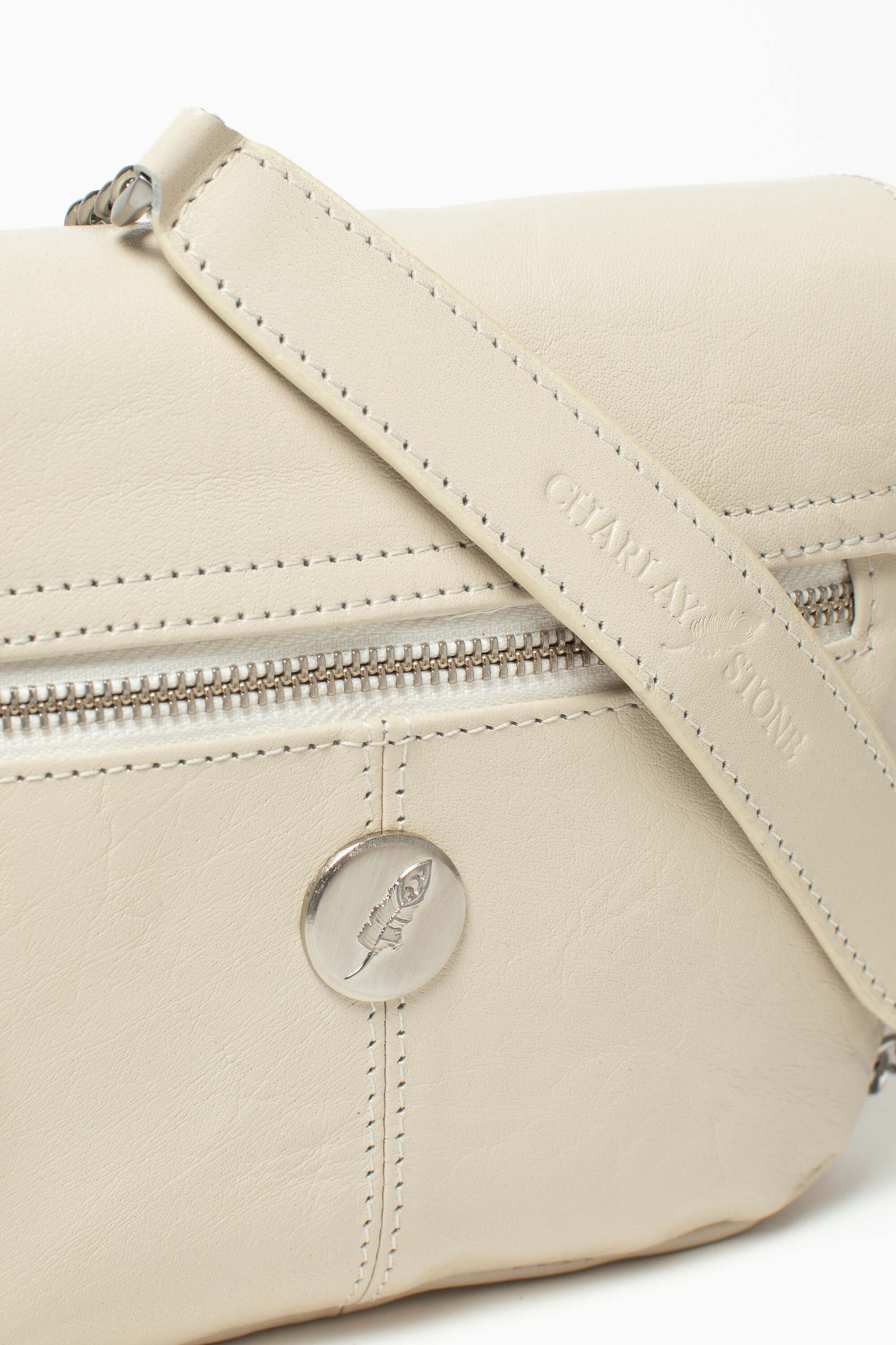 Détail du sac bandoulière Mouna Héritage de Charlay Stone en cuir pleine fleur blanc patiné à la main.