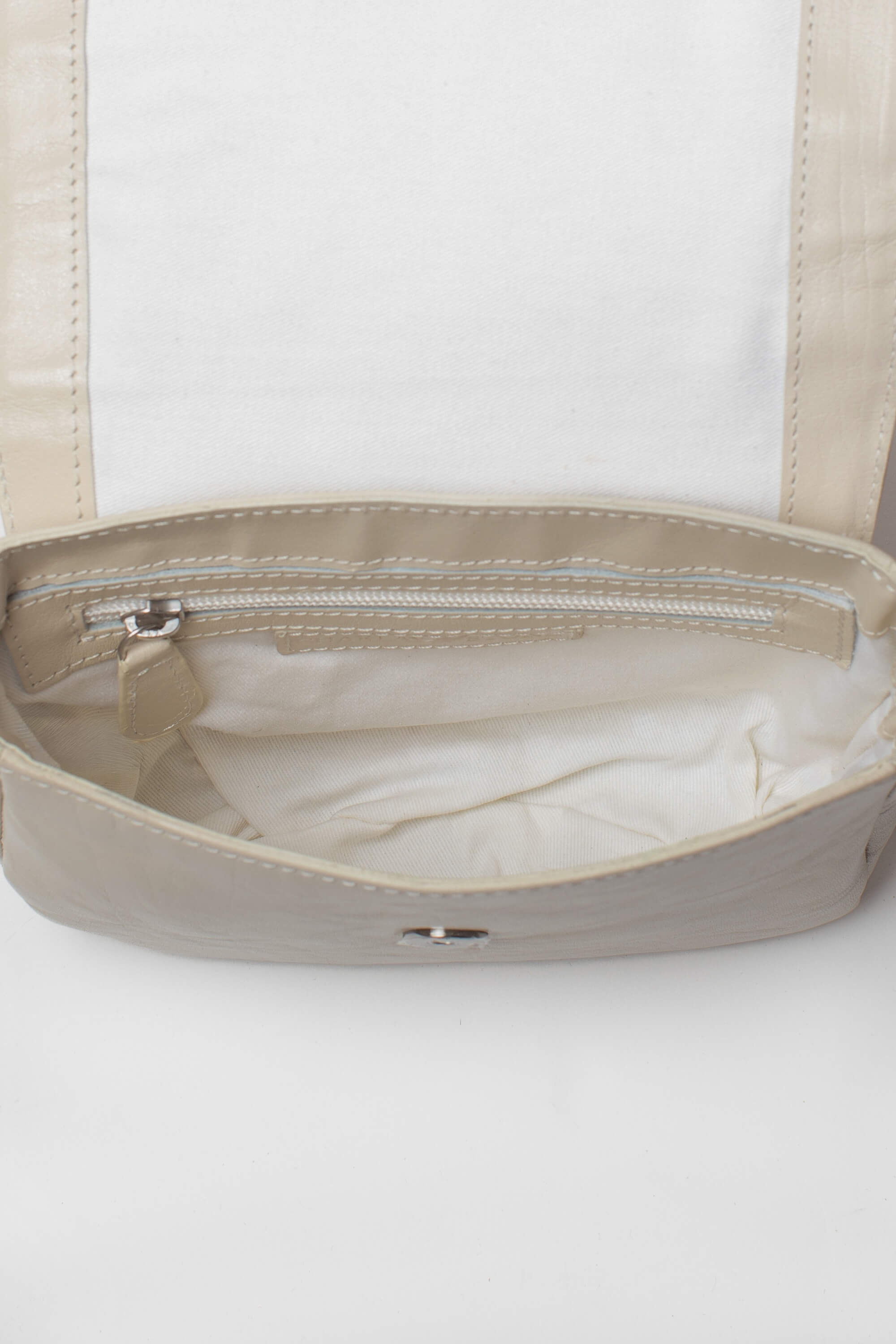 Intérieur du sac bandoulière Mouna Héritage de Charlay Stone en cuir pleine fleur blanc patiné à la main.