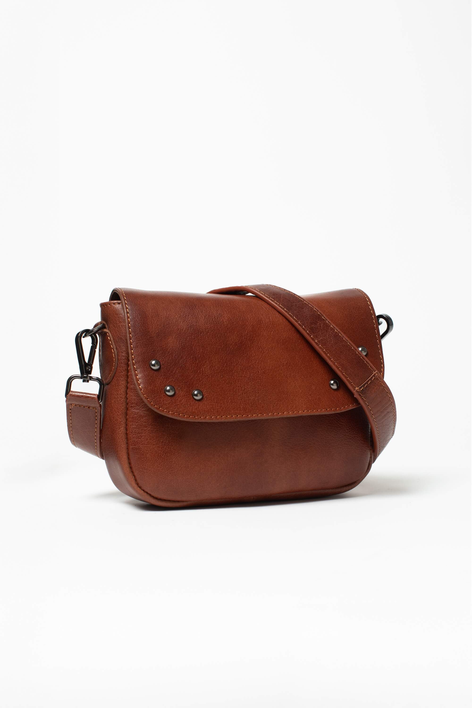 Sac bandoulière Mouna Héritage de Charlay Stone en cuir pleine fleur cognac patiné à la main.