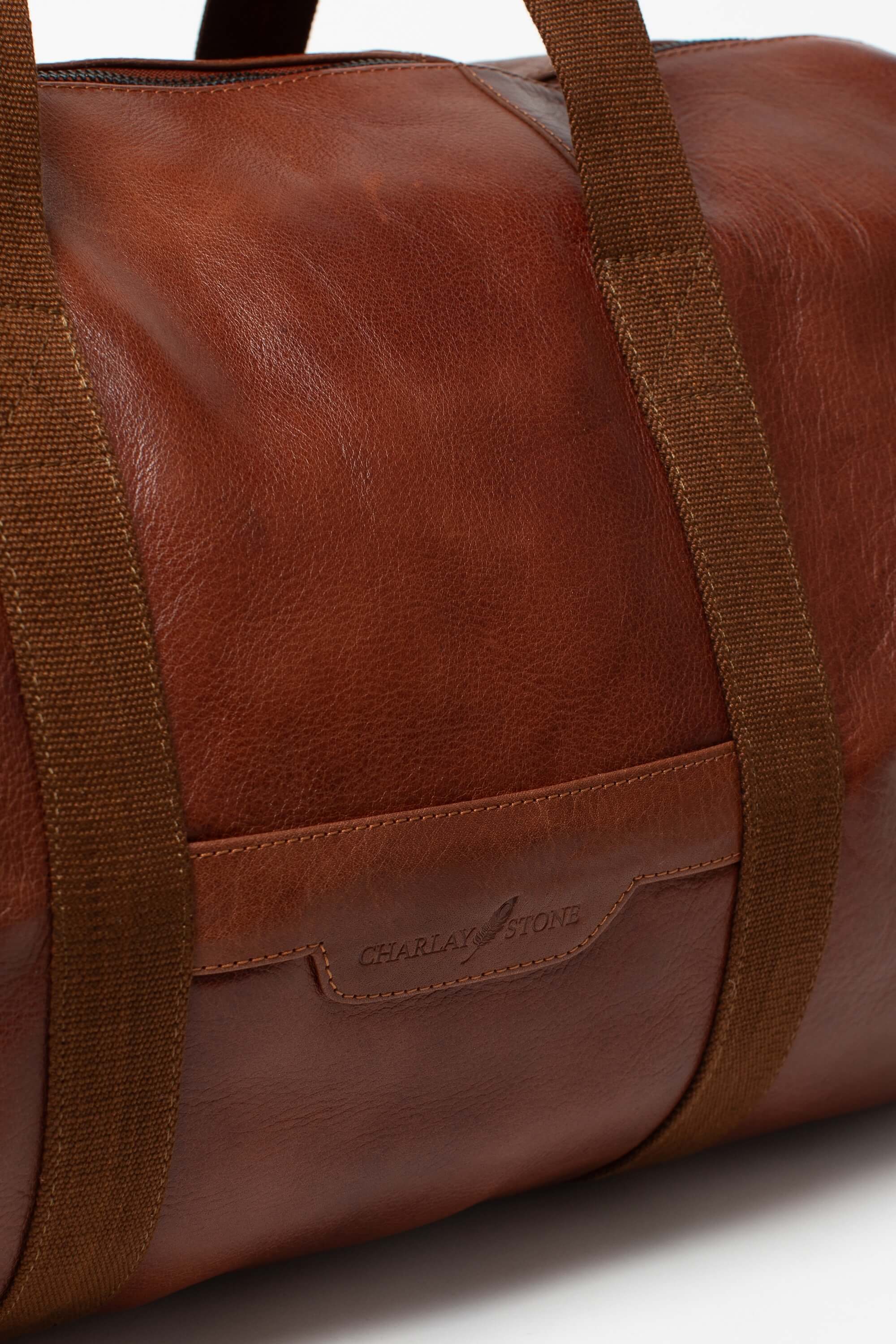 Détail du sac week-end Rio Héritage de Charlay Stone en cuir pleine fleur cognac patiné à la main.