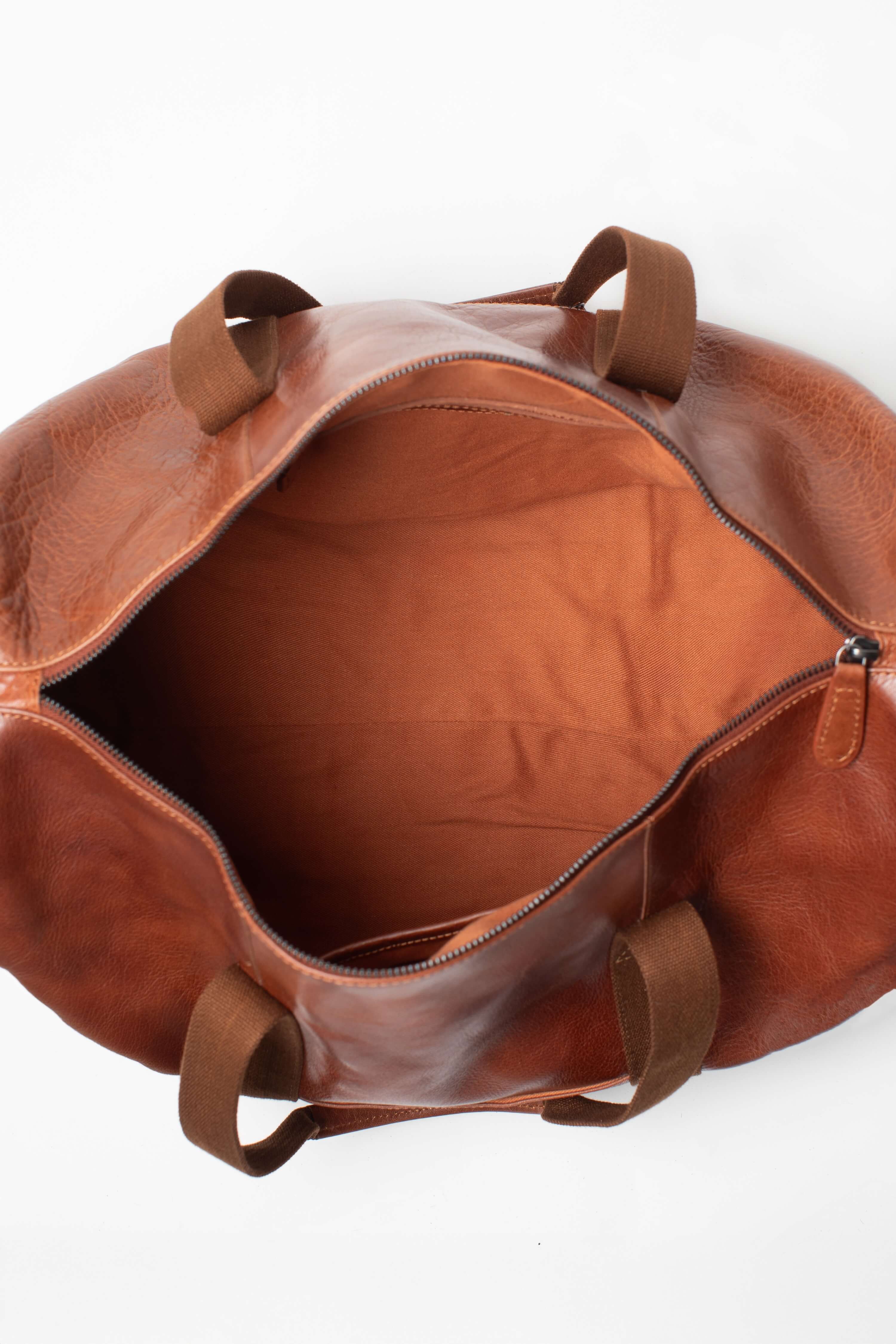 Intérieur du sac week-end Rio Héritage de Charlay Stone en cuir pleine fleur cognac patiné à la main.