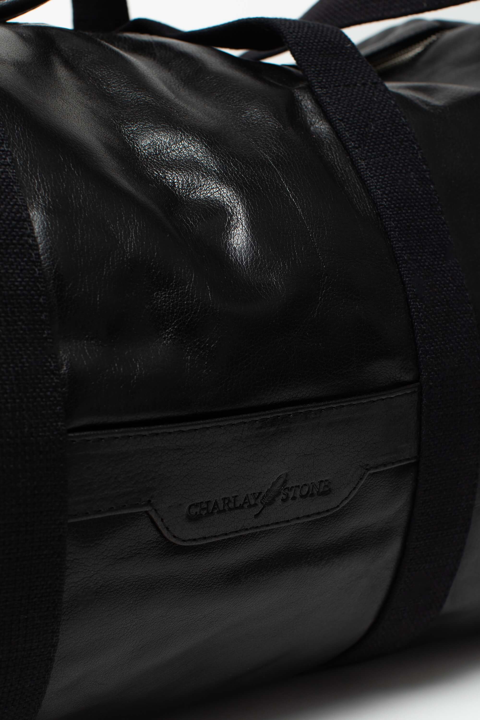 Détail du sac week-end Rio Héritage de Charlay Stone en cuir pleine fleur noir patiné à la main.