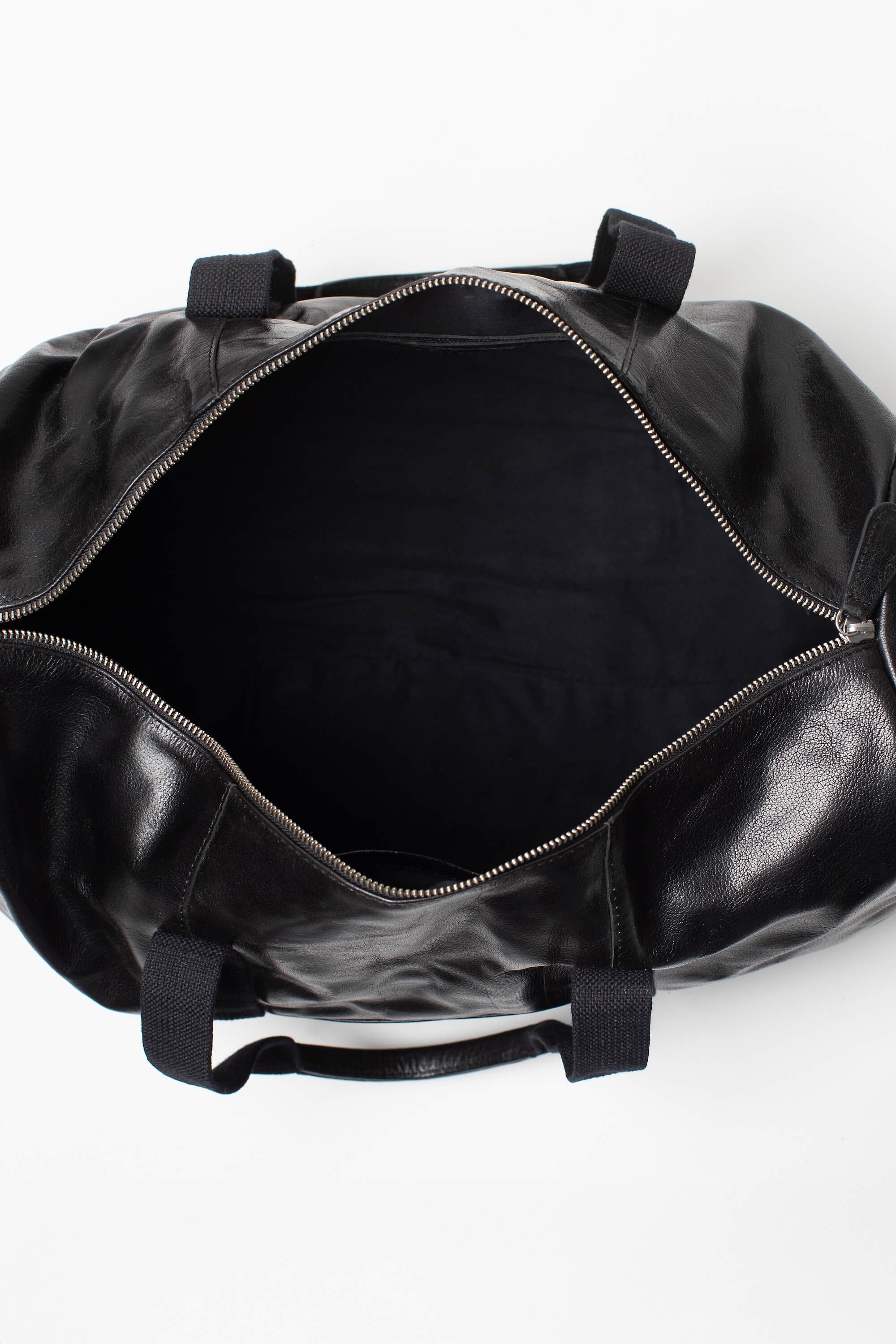 Intérieur du sac week-end Rio Héritage de Charlay Stone en cuir pleine fleur noir patiné à la main.