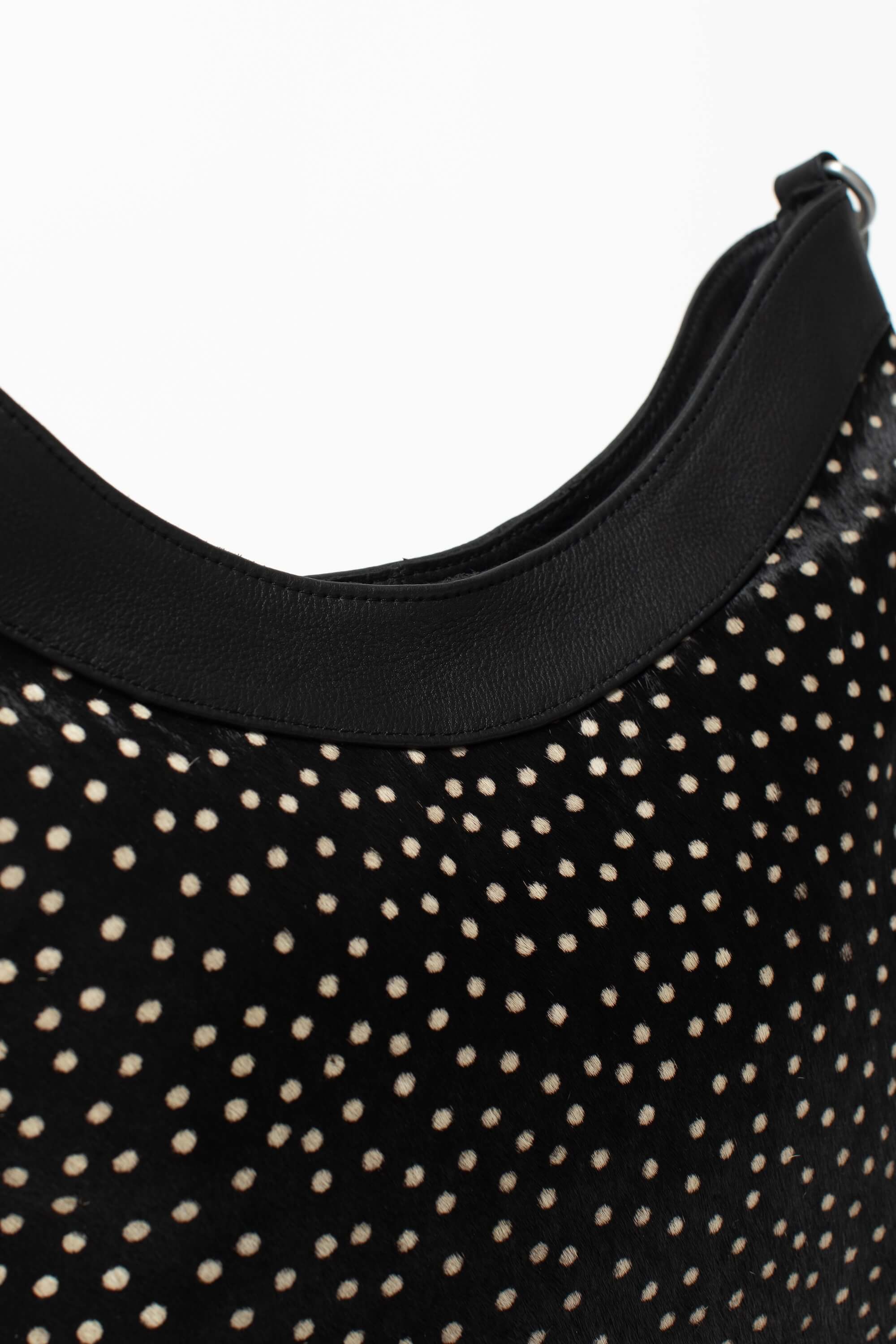 Détail du sac hobo Alice Fauve de Charlay Stone en cuir pony animalier imprimé noir à pois blanc.